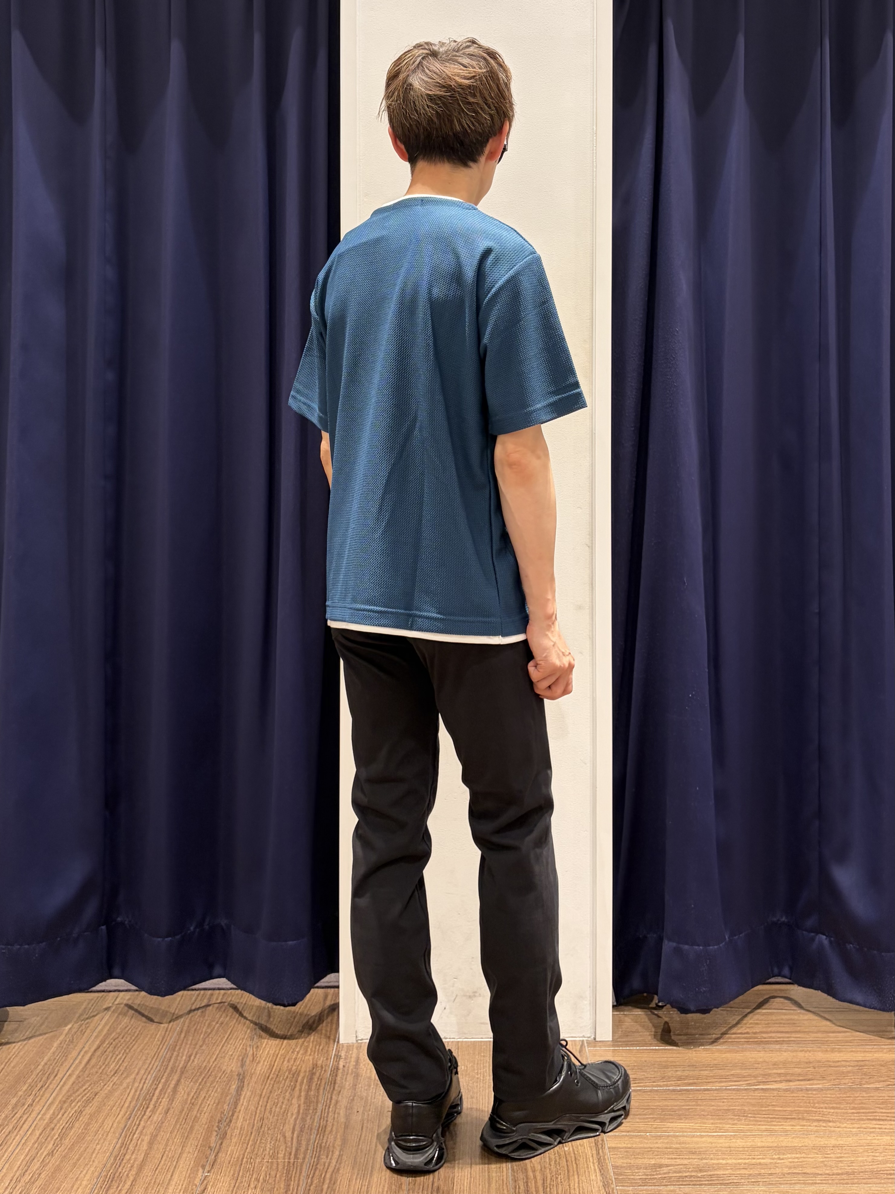 つーじーさんの「THE SHOP TK｜【一枚でコーディネートが完成！】レイヤード風 キーネック 半袖Tシャツ 洗濯機OK」を使ったコーディネート