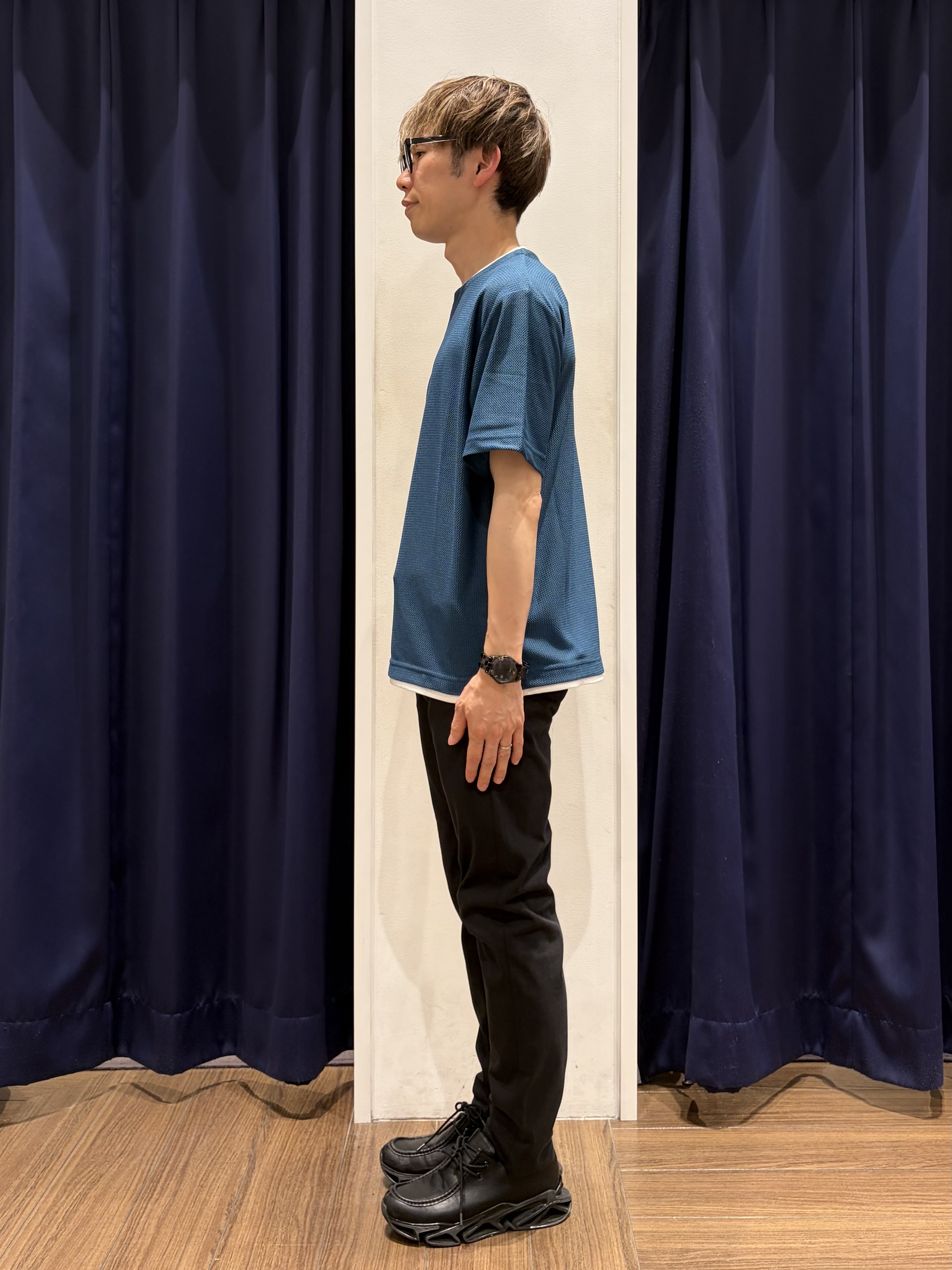つーじーさんの「THE SHOP TK｜【一枚でコーディネートが完成！】レイヤード風 キーネック 半袖Tシャツ 洗濯機OK」を使ったコーディネート