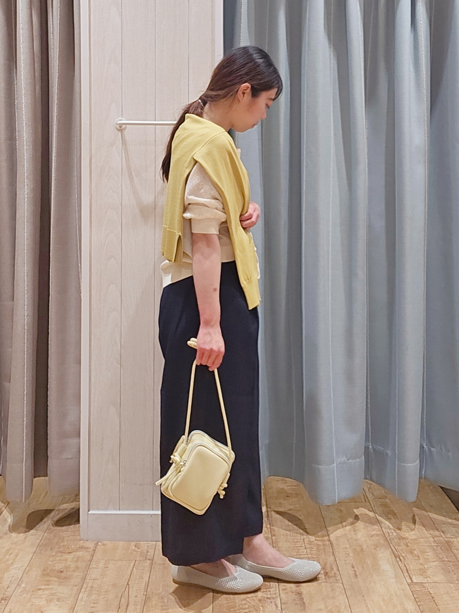miyaさんの「SHOO･LA･RUE｜【洗濯機可/ひんやり/UV】さらっとしたタッチが心地よい ショート丈 Vネックカーディガン」を使ったコーディネート