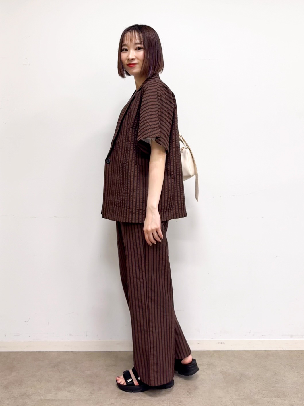𝐜𝐡𝐢𝐤𝐚さんの「SHOO･LA･RUE｜【ひんやり/吸水速乾/セットアップ可】羽織るだけで主役になる サッカーストライプシャツジャケット」を使ったコーディネート