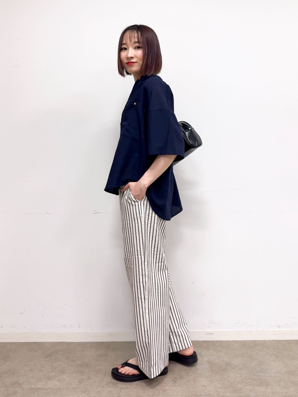 𝐜𝐡𝐢𝐤𝐚さんの「SHOO･LA･RUE｜【洗濯機可/S-LL】大人の抜け感 ゆるっと5分袖シャツ」を使ったコーディネート
