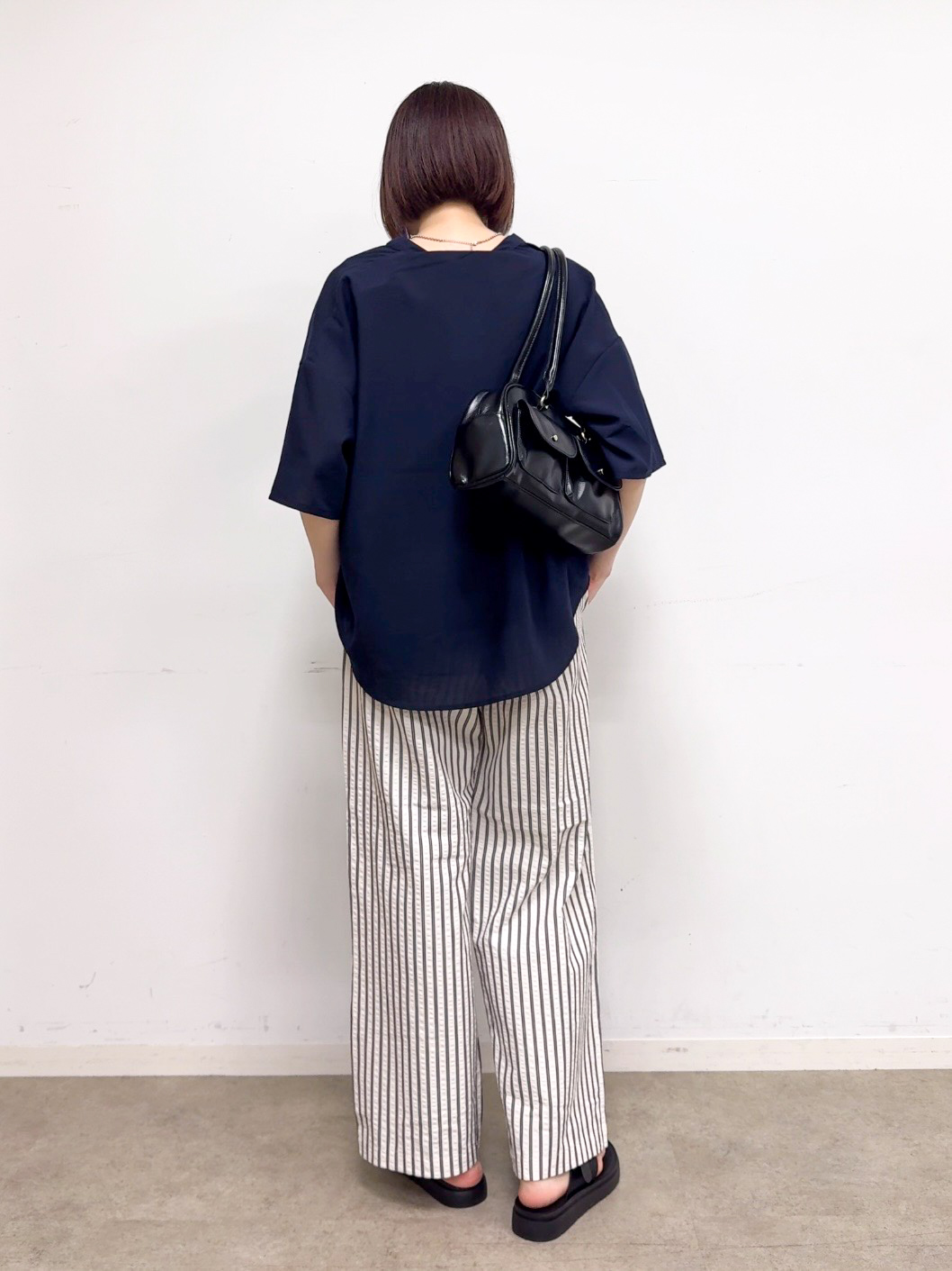 𝐜𝐡𝐢𝐤𝐚さんの「SHOO･LA･RUE｜【洗濯機可/S-LL】大人の抜け感 ゆるっと5分袖シャツ」を使ったコーディネート