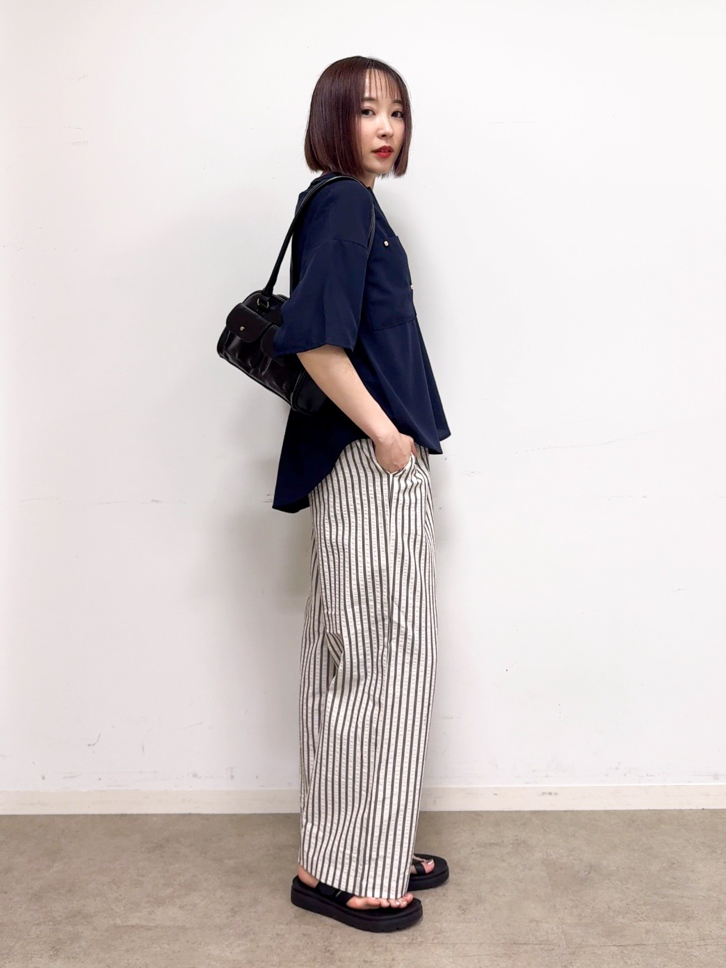 𝐜𝐡𝐢𝐤𝐚さんの「SHOO･LA･RUE｜【洗濯機可/S-LL】大人の抜け感 ゆるっと5分袖シャツ」を使ったコーディネート