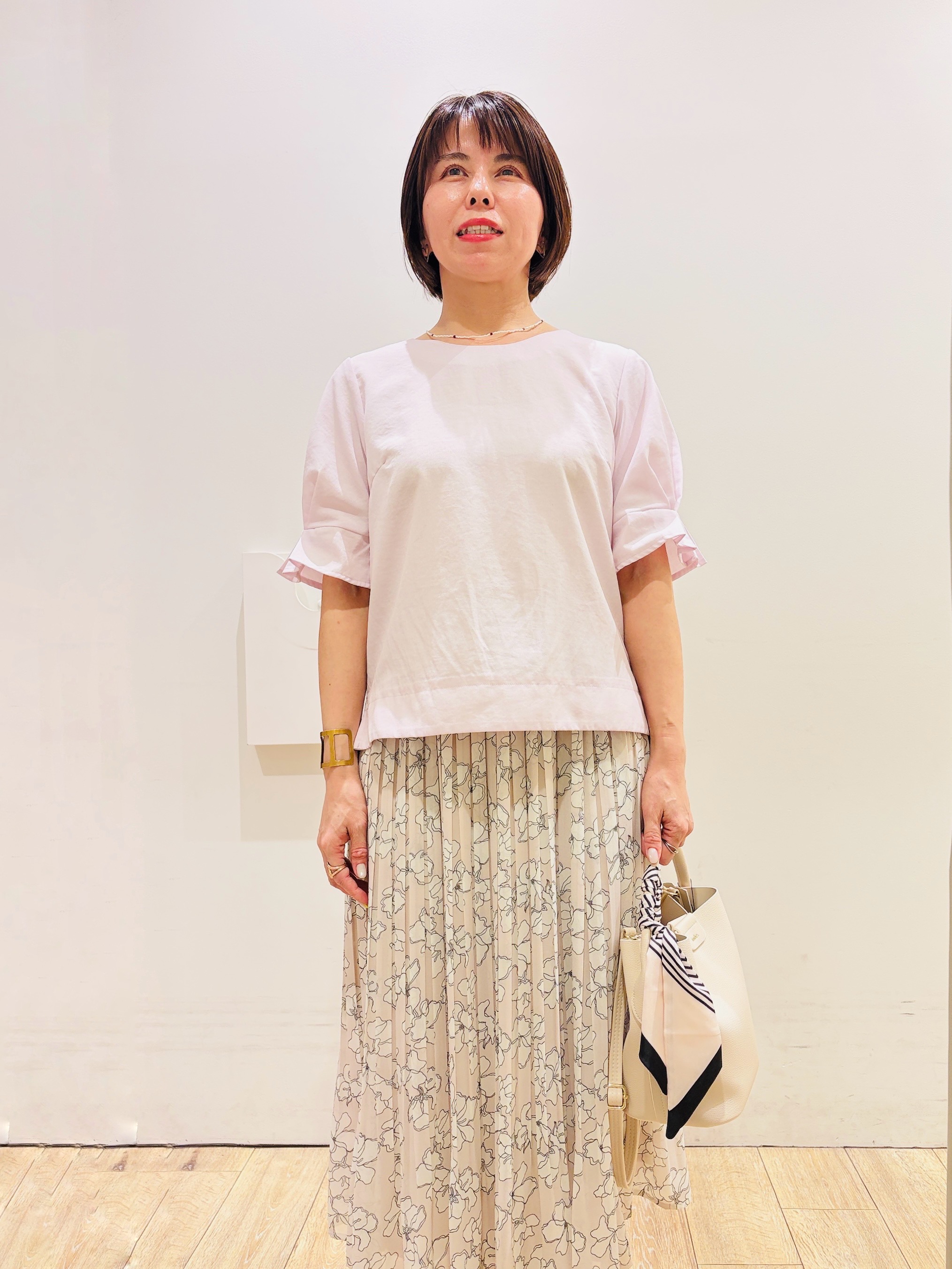 YUKOさんの「index｜【接触冷感】タックパフスリーブブラウス《吸水速乾／防シワ／洗濯機OK／XS～3L／6col》」を使ったコーディネート