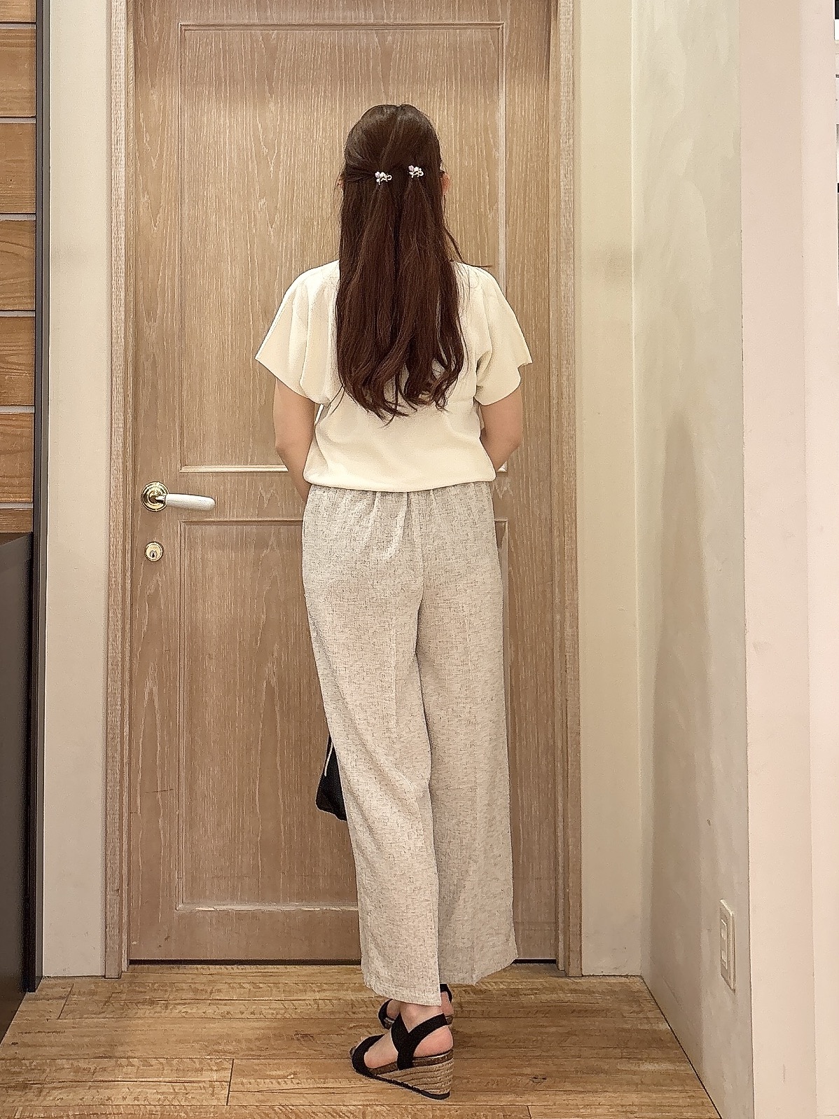 miiさんの「SHOO･LA･RUE｜【毎日洗える/ひんやり/UV/S-LL】 毛玉になりにくい配色ボウタイ半袖ニット」を使ったコーディネート