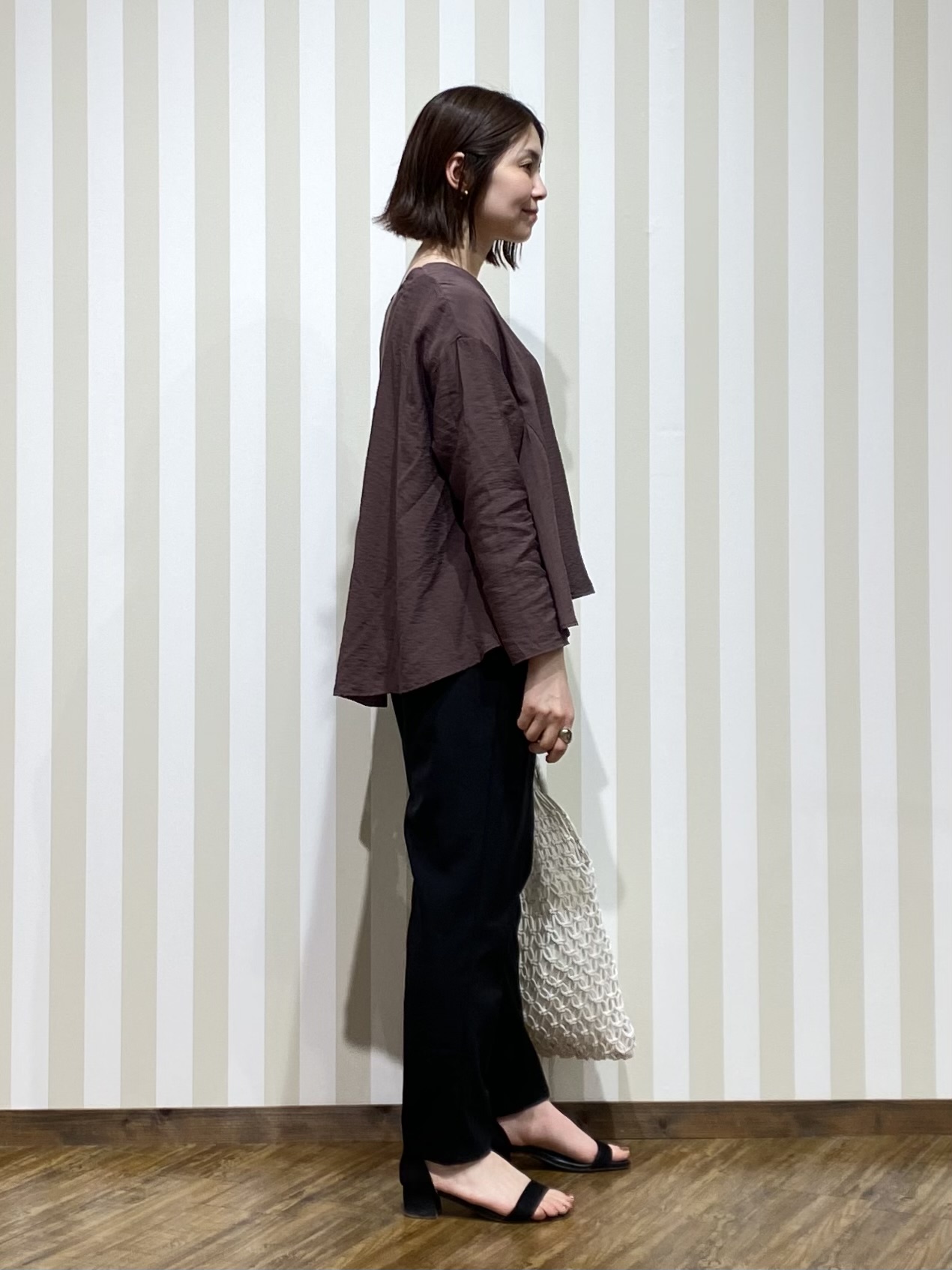 SAOさんの「SHOO･LA･RUE｜【洗濯機可/S-LL】お顔周りすっきり 大人のシアーシャツカーディガン」を使ったコーディネート