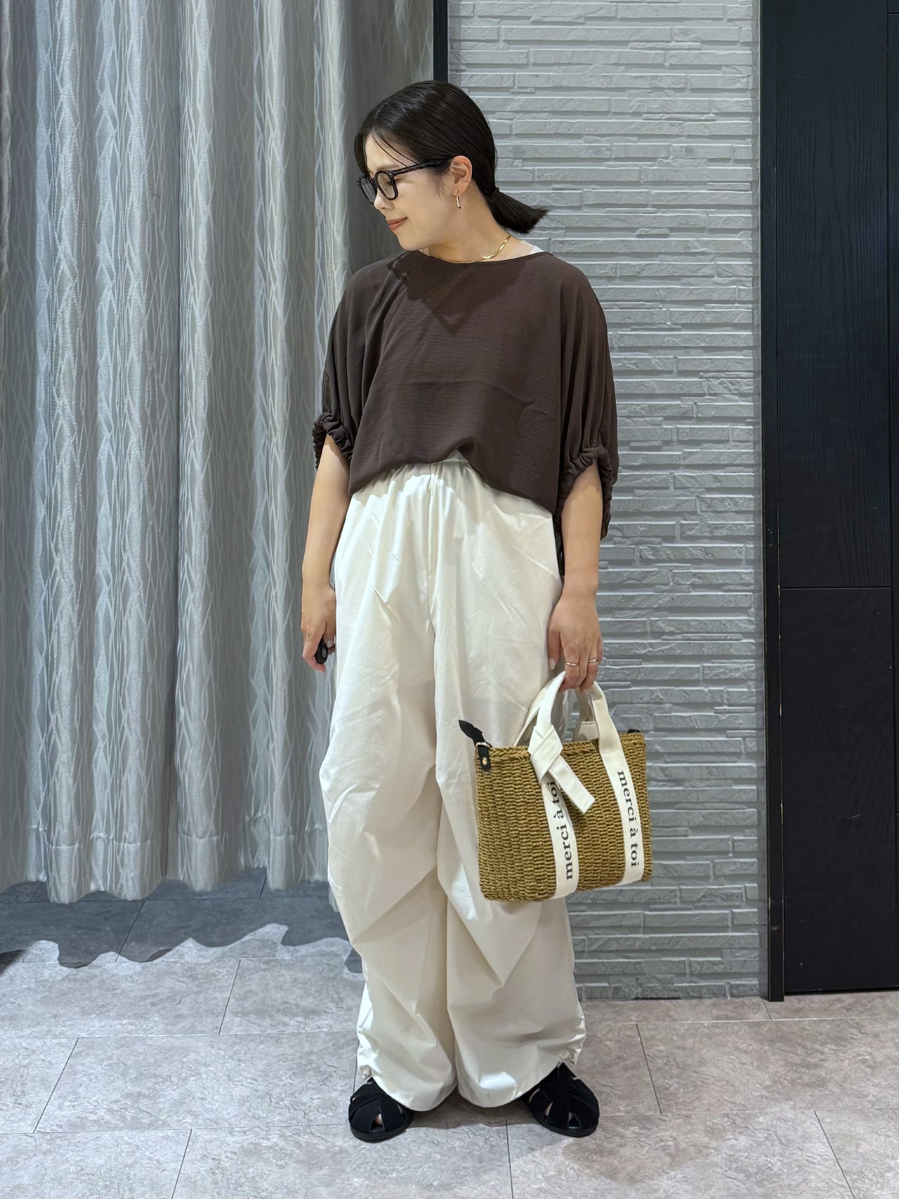 chさんの「THE SHOP TK｜【ひんやり/防しわ/UV/吸水速乾】袖ドロストドルマントップス」を使ったコーディネート