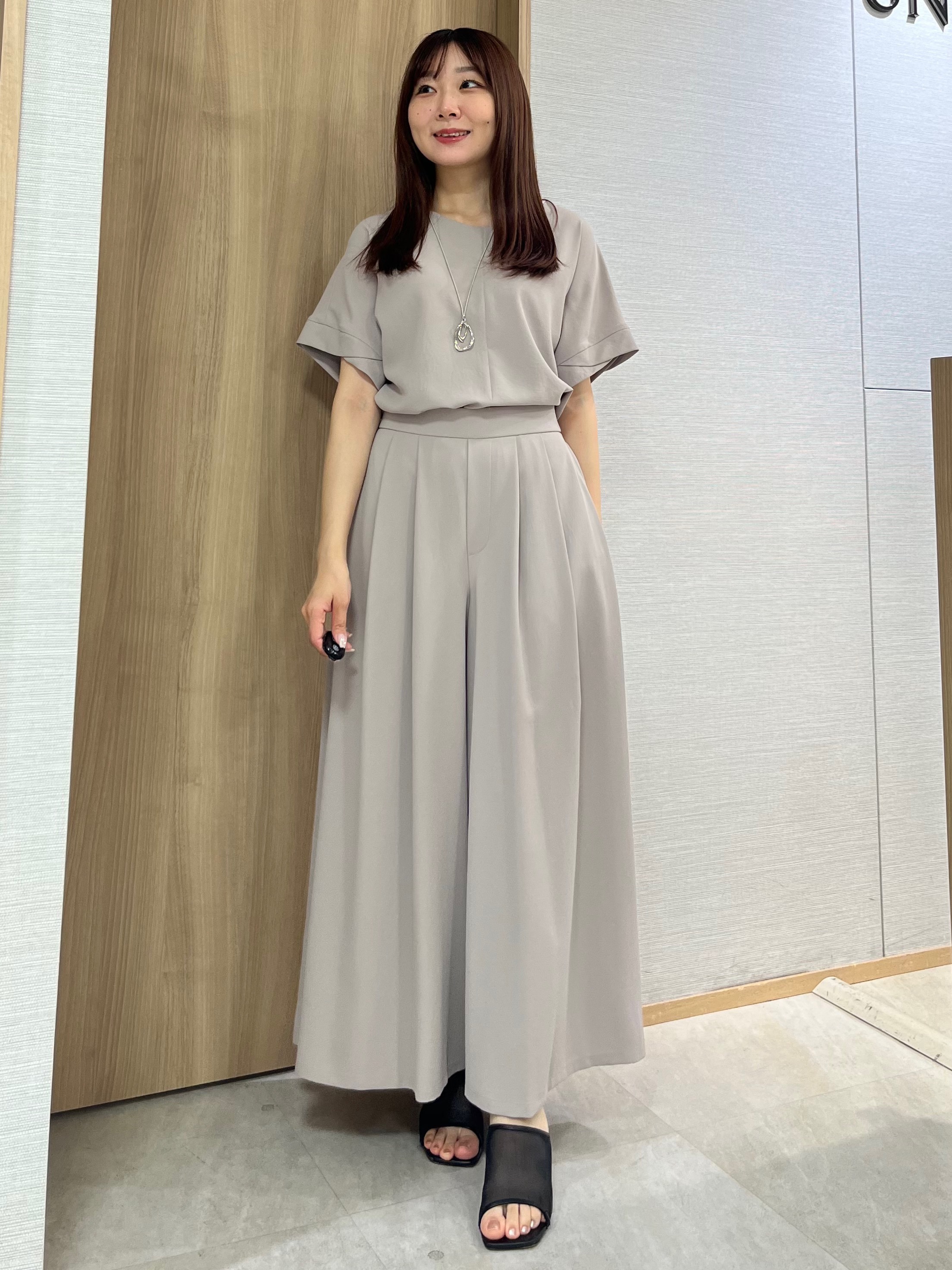 KAHOさんの「UNTITLED｜【前後2WAY/はっ水/セットアップ可】リラクシーフレンチスリーブブラウス」を使ったコーディネート