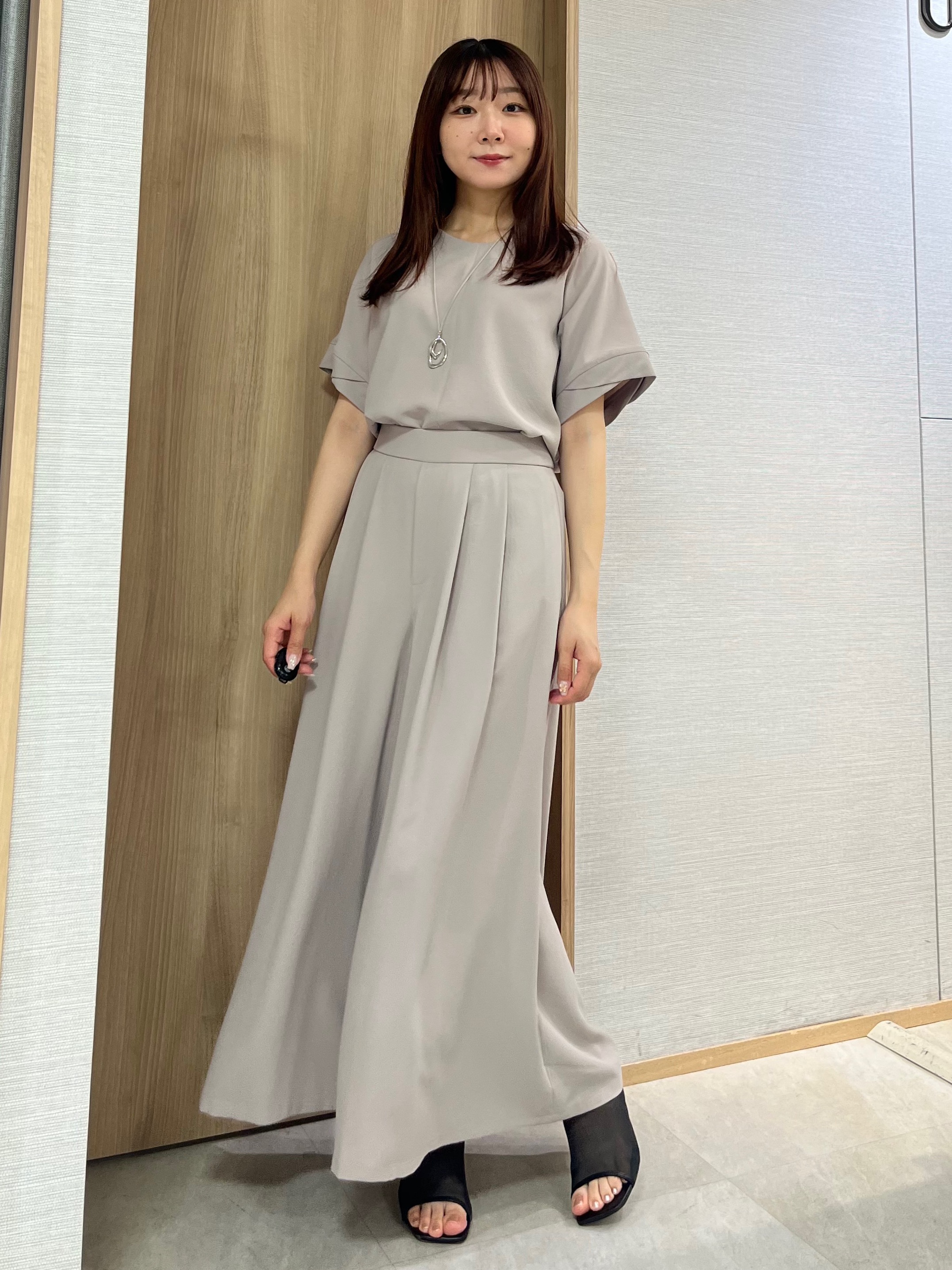 KAHOさんの「UNTITLED｜【前後2WAY/はっ水/セットアップ可】リラクシーフレンチスリーブブラウス」を使ったコーディネート