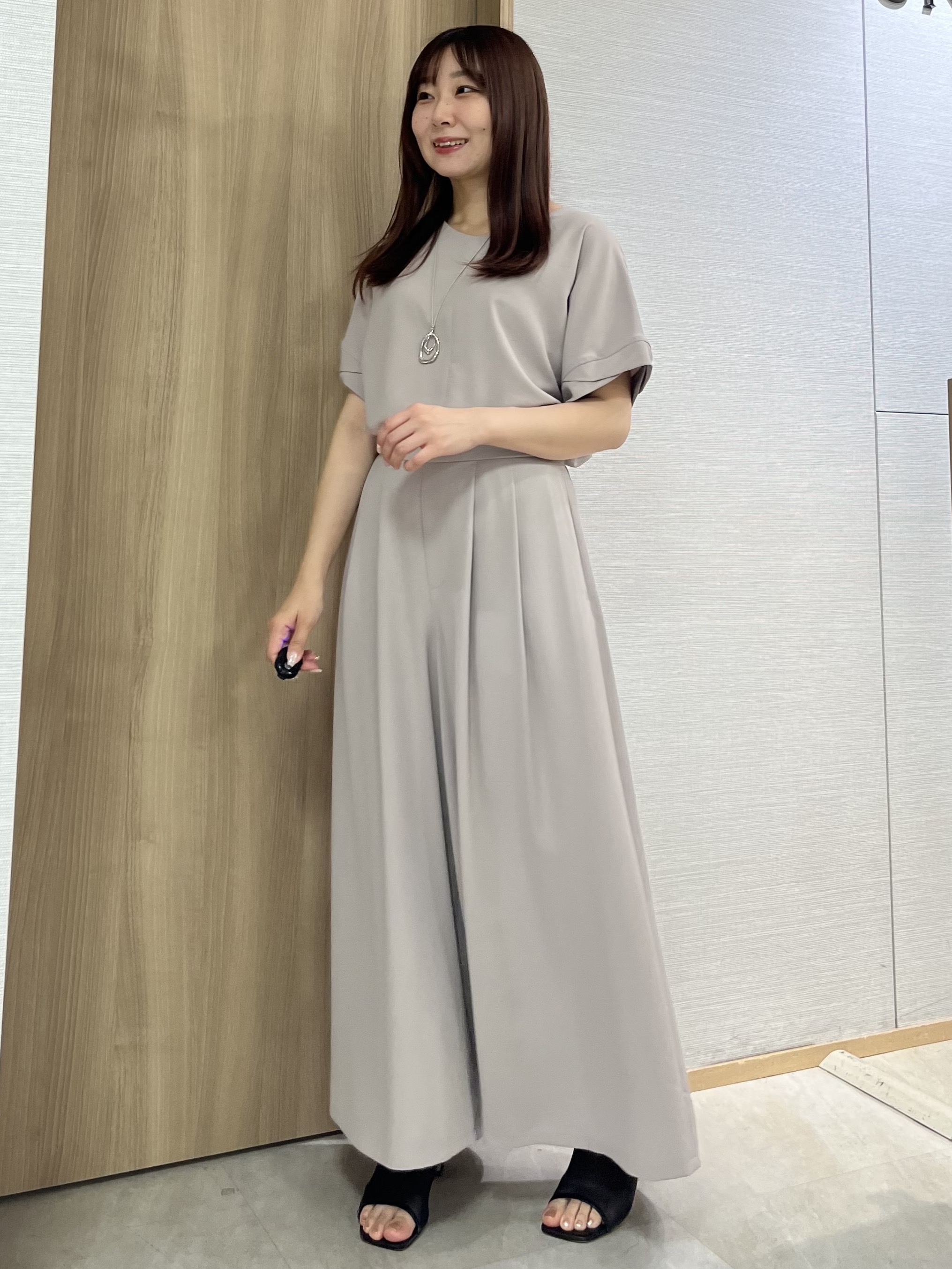 KAHOさんの「UNTITLED｜【前後2WAY/はっ水/セットアップ可】リラクシーフレンチスリーブブラウス」を使ったコーディネート