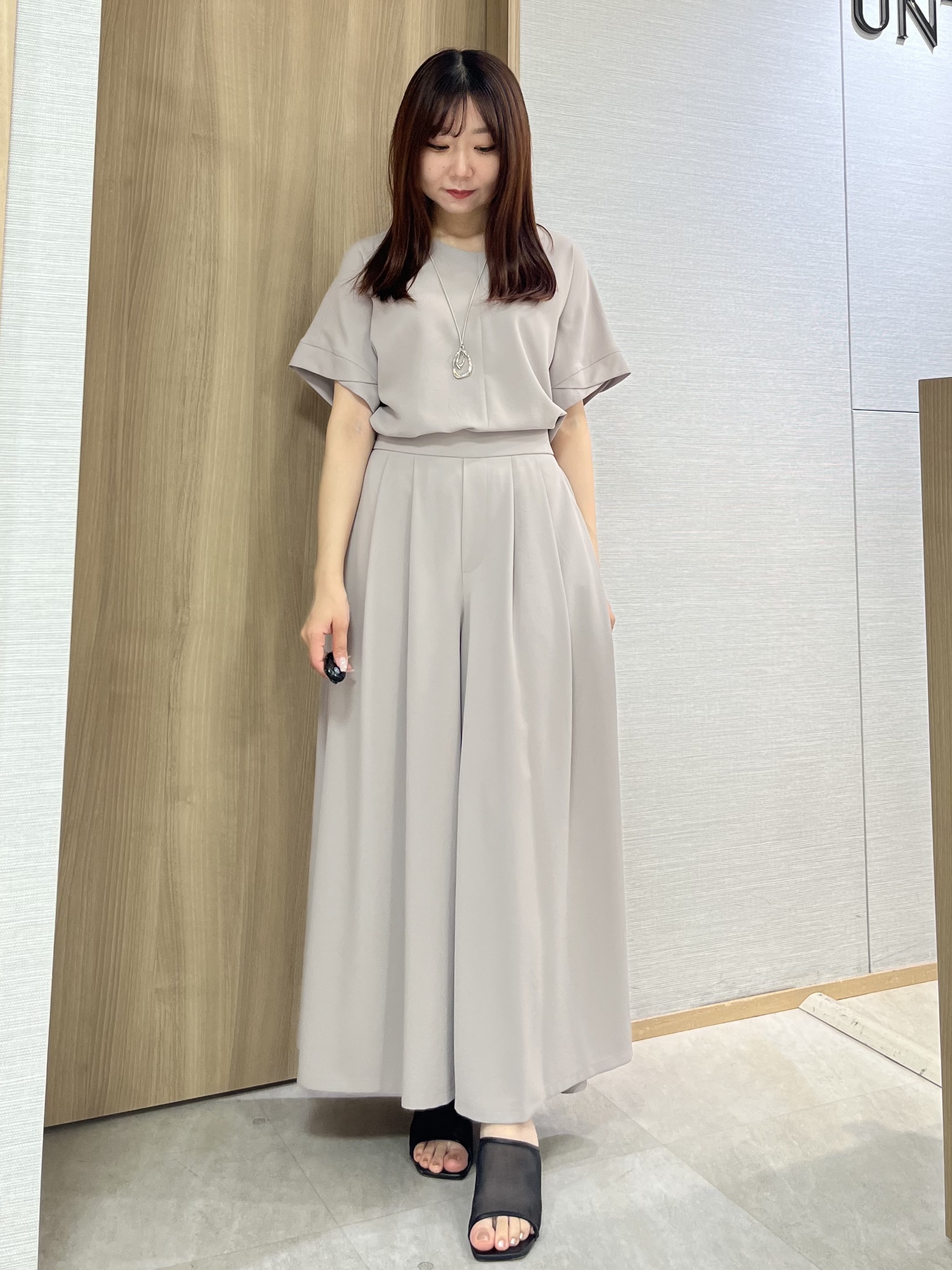 KAHOさんの「UNTITLED｜【前後2WAY/はっ水/セットアップ可】リラクシーフレンチスリーブブラウス」を使ったコーディネート