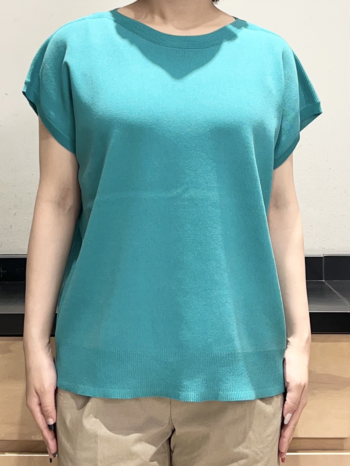 かのさんの「THE SHOP TK｜【S-XL/ひんやりタッチ】多機能フレンチスリーブニット 洗濯機OK/UVケア/毛玉になりにくい」を使ったコーディネート