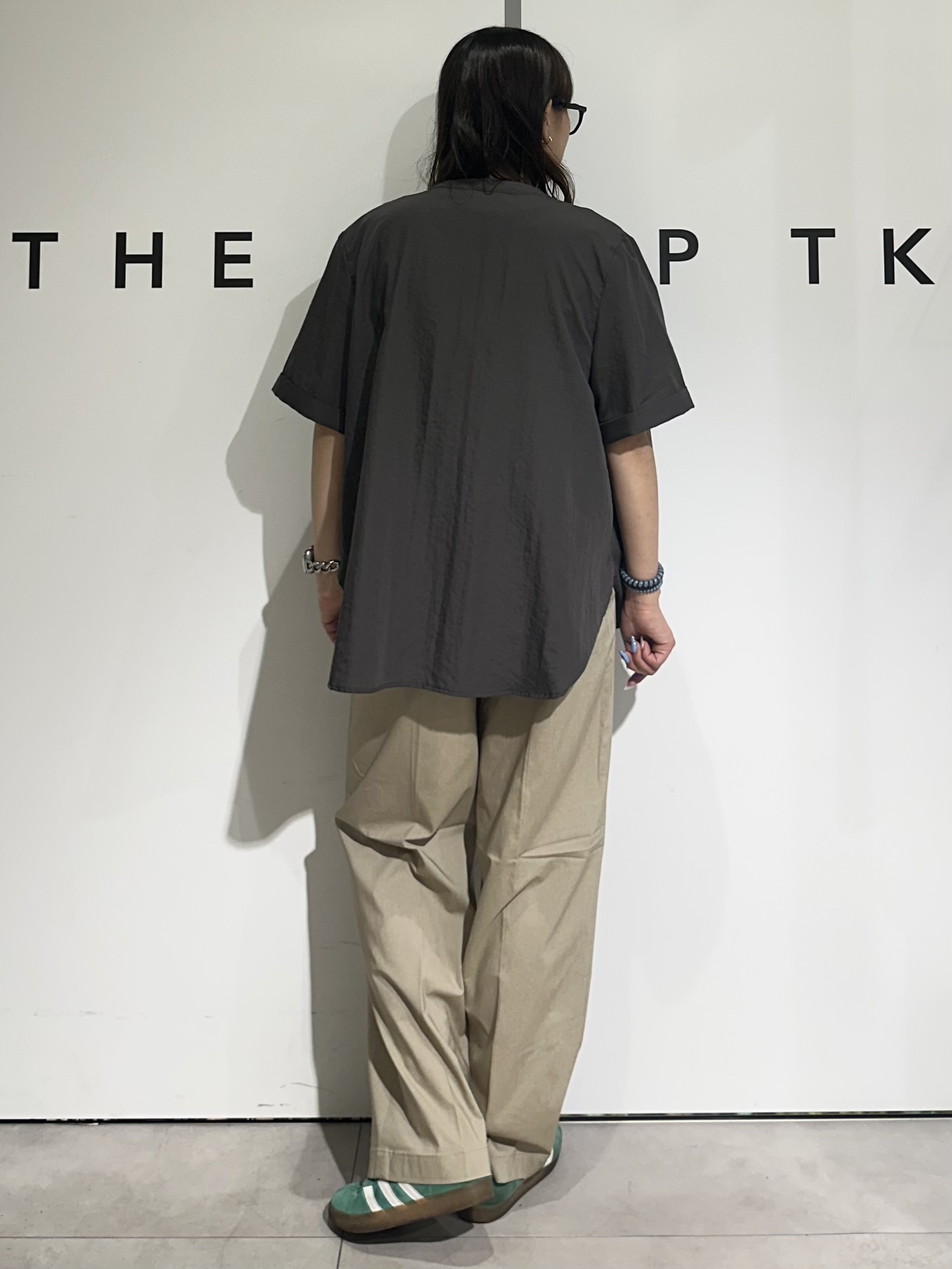 cottonさんの「THE SHOP TK｜【M-XL/刻みネックですっきり見え】Wポケット金ボタン 5分袖シャツ」を使ったコーディネート