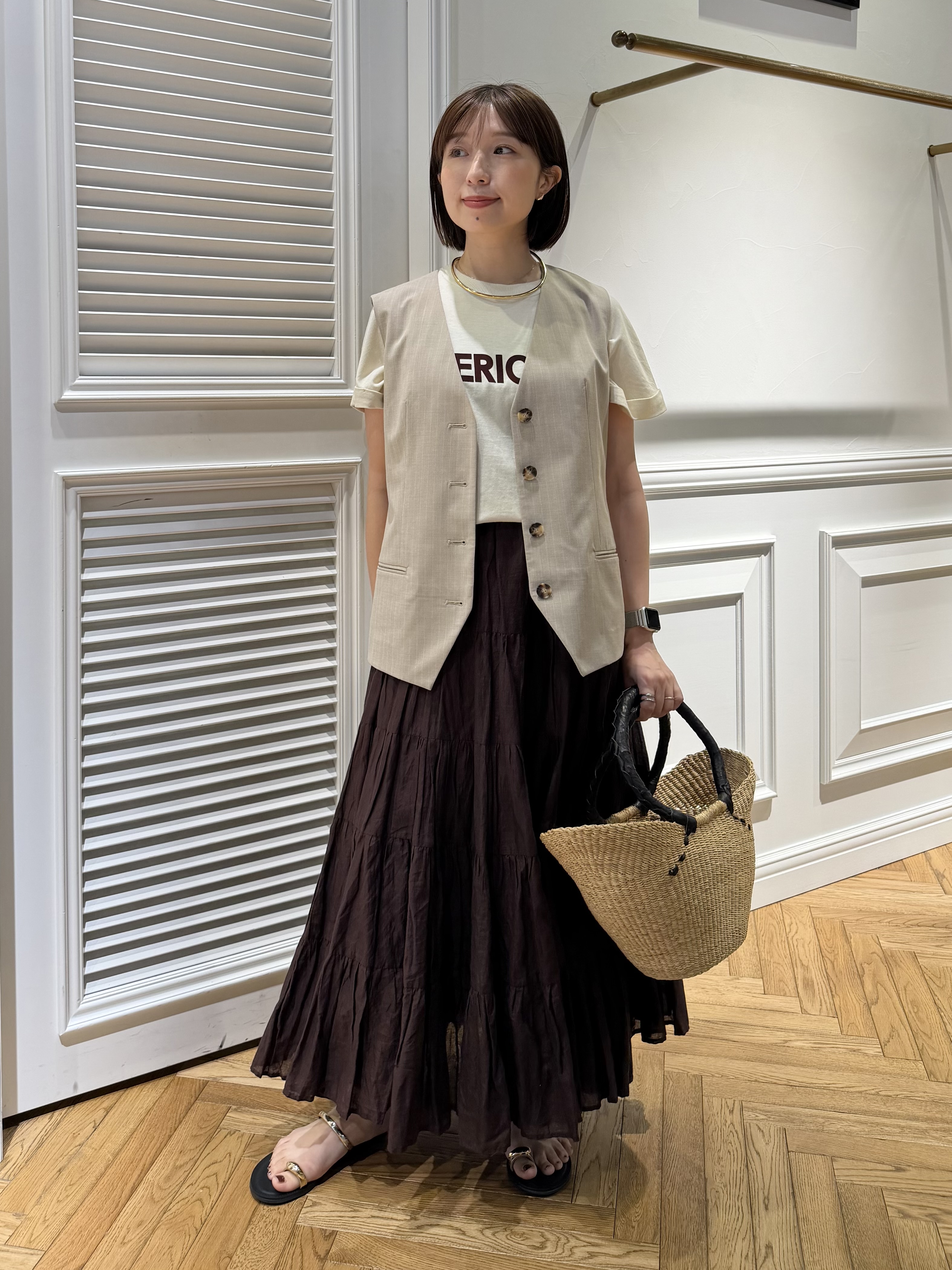 つじ まこさんの「DRESSTERIOR｜Americana（アメリカーナ）【別注】 接触冷感 袖ロールアップ ロゴTシャツ」を使ったコーディネート
