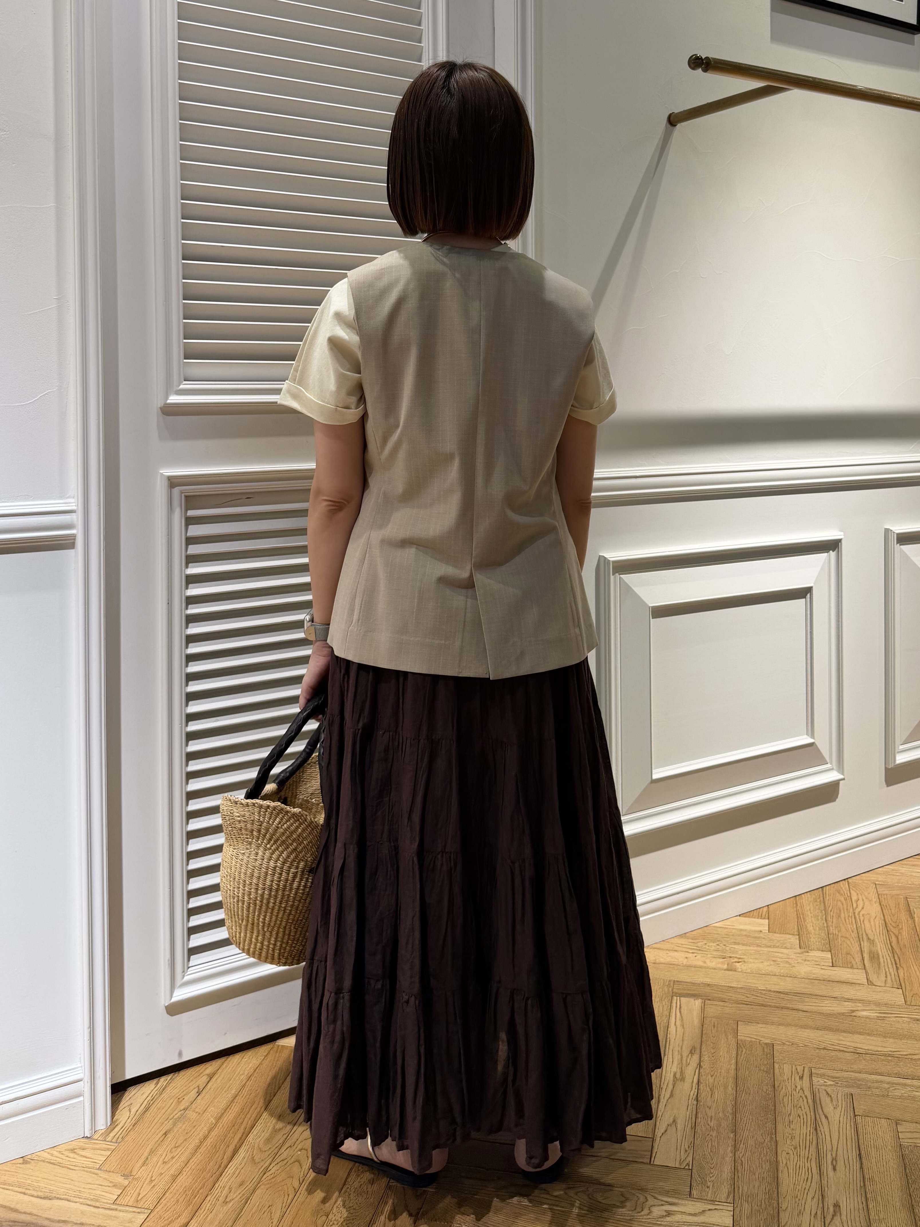 つじ まこさんの「DRESSTERIOR｜Americana（アメリカーナ）【別注】 接触冷感 袖ロールアップ ロゴTシャツ」を使ったコーディネート