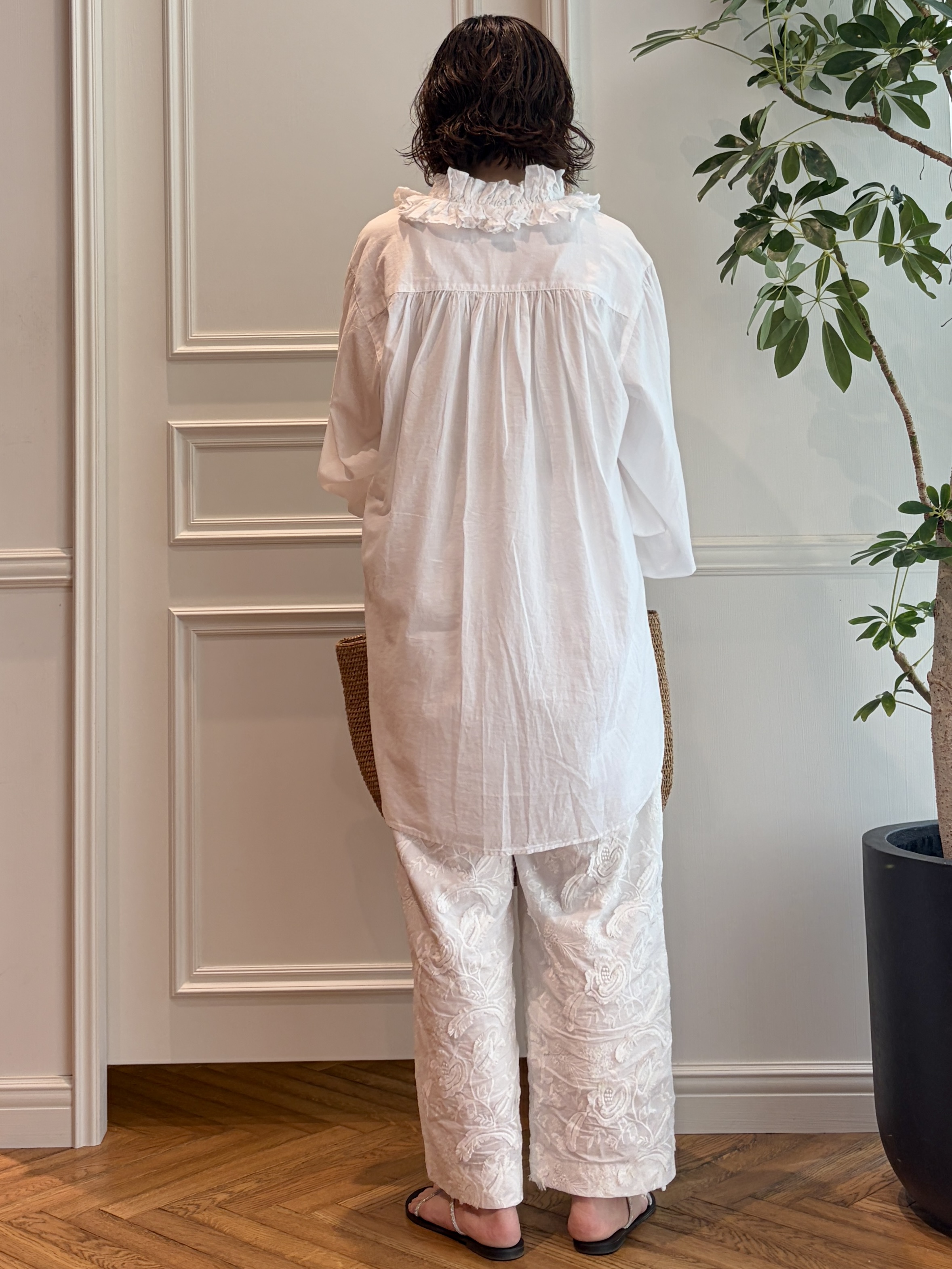 nakaoさんの「DRESSTERIOR｜【ウォッシャブル/ウエストゴム】コットンエンブロイダリー イージーパンツ」を使ったコーディネート