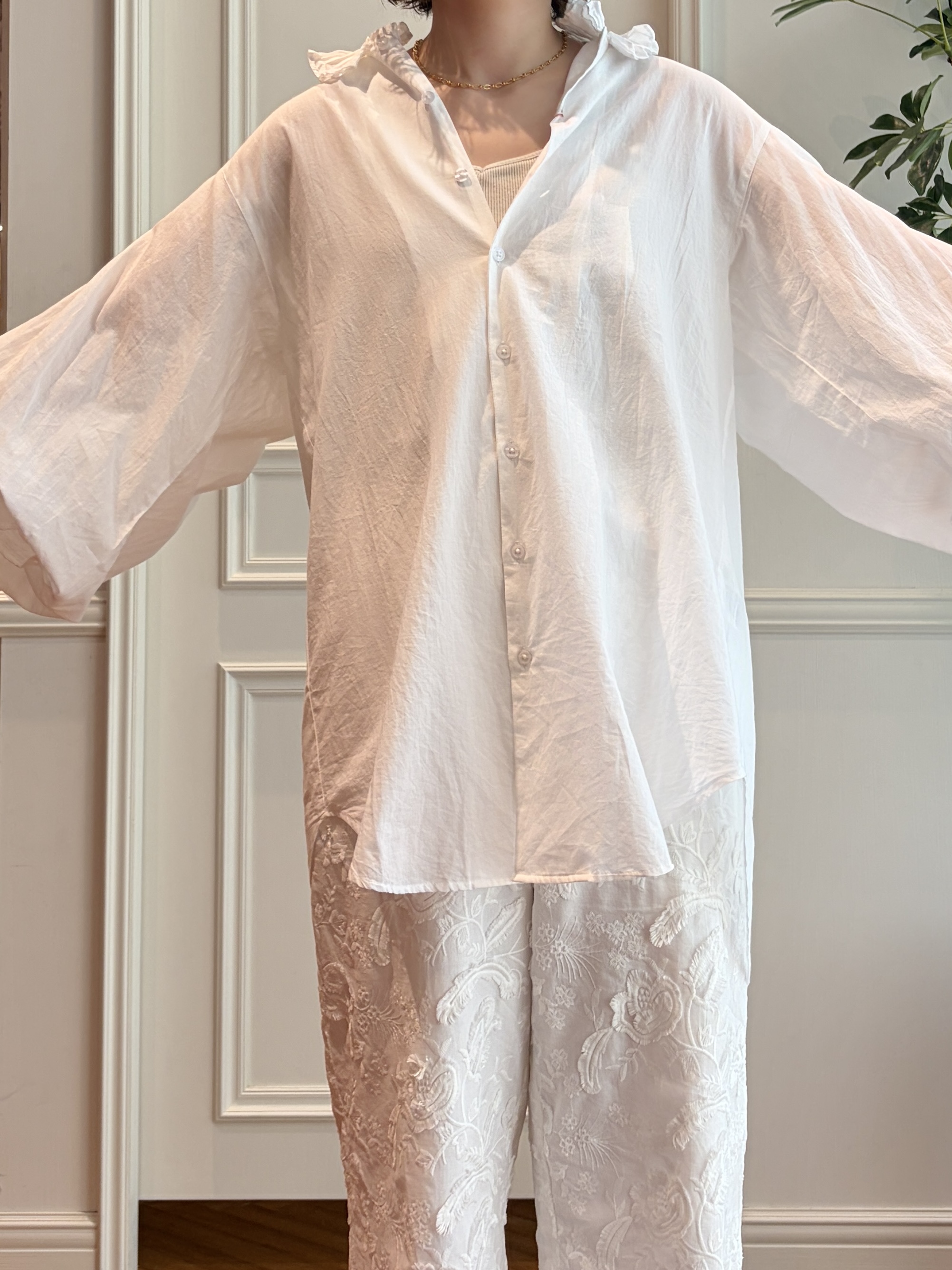 nakaoさんの「DRESSTERIOR｜【ウォッシャブル/ウエストゴム】コットンエンブロイダリー イージーパンツ」を使ったコーディネート