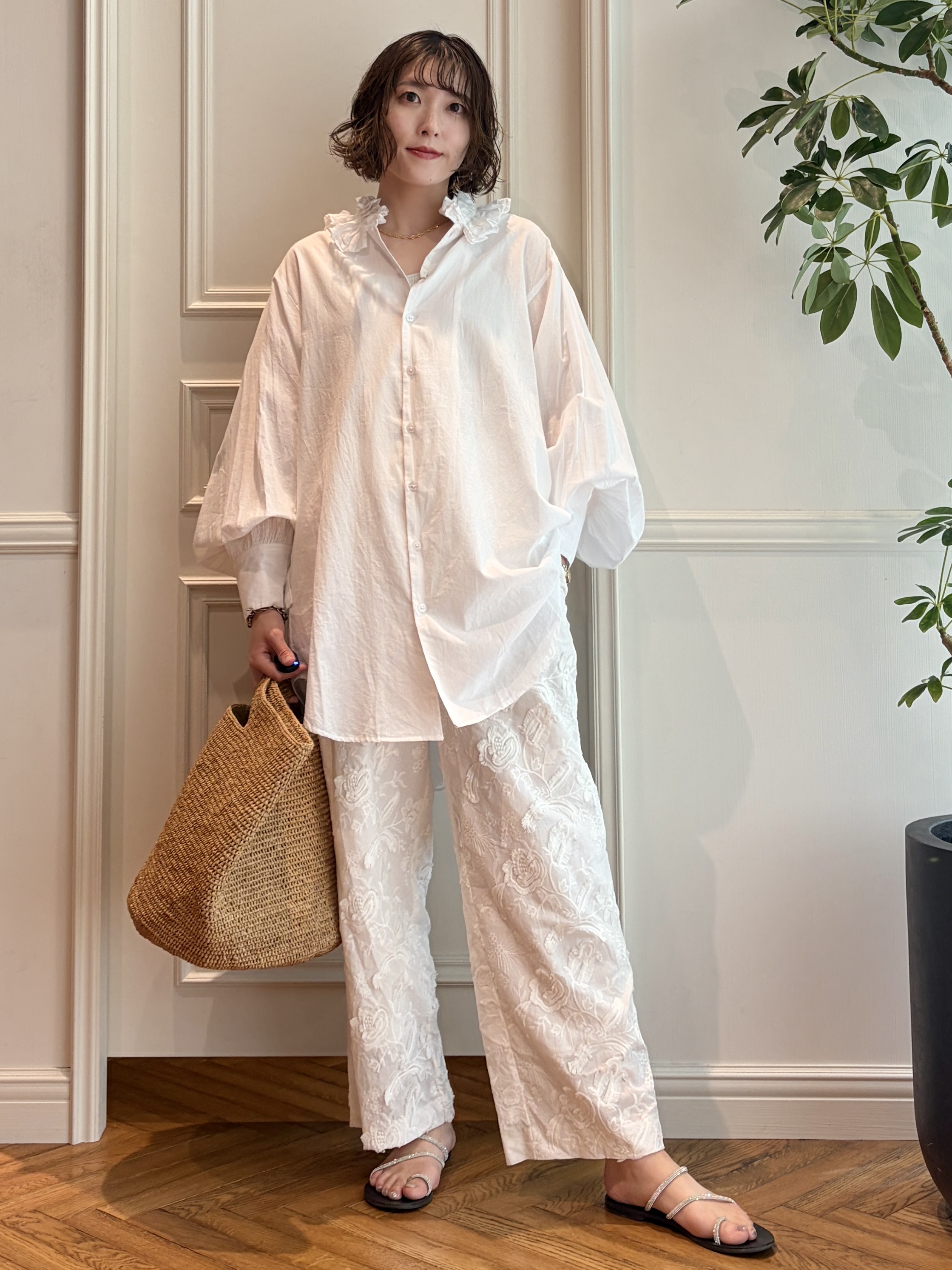 nakaoさんの「DRESSTERIOR｜【ウォッシャブル/ウエストゴム】コットンエンブロイダリー イージーパンツ」を使ったコーディネート