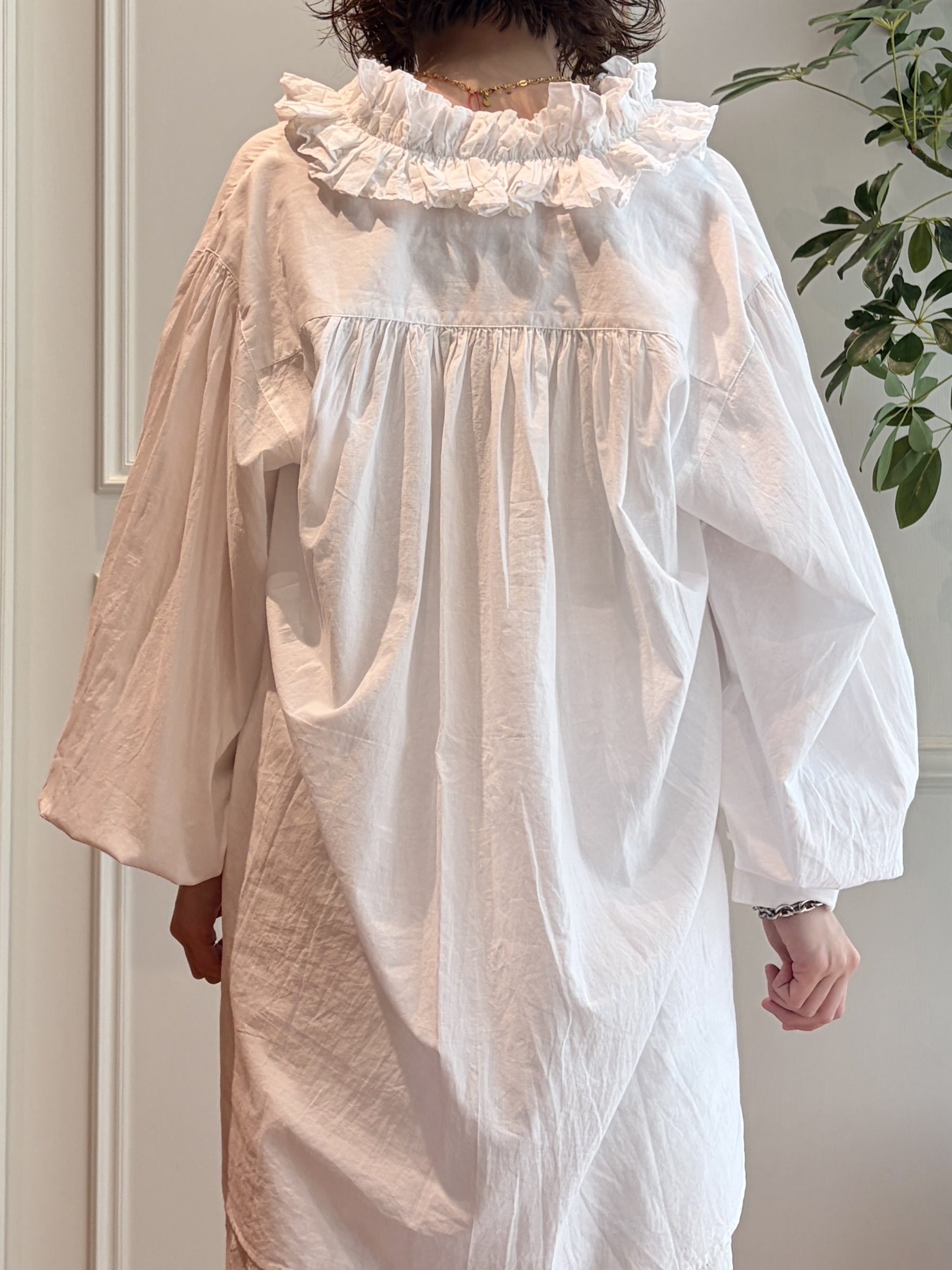 nakaoさんの「DRESSTERIOR｜【ウォッシャブル/ウエストゴム】コットンエンブロイダリー イージーパンツ」を使ったコーディネート