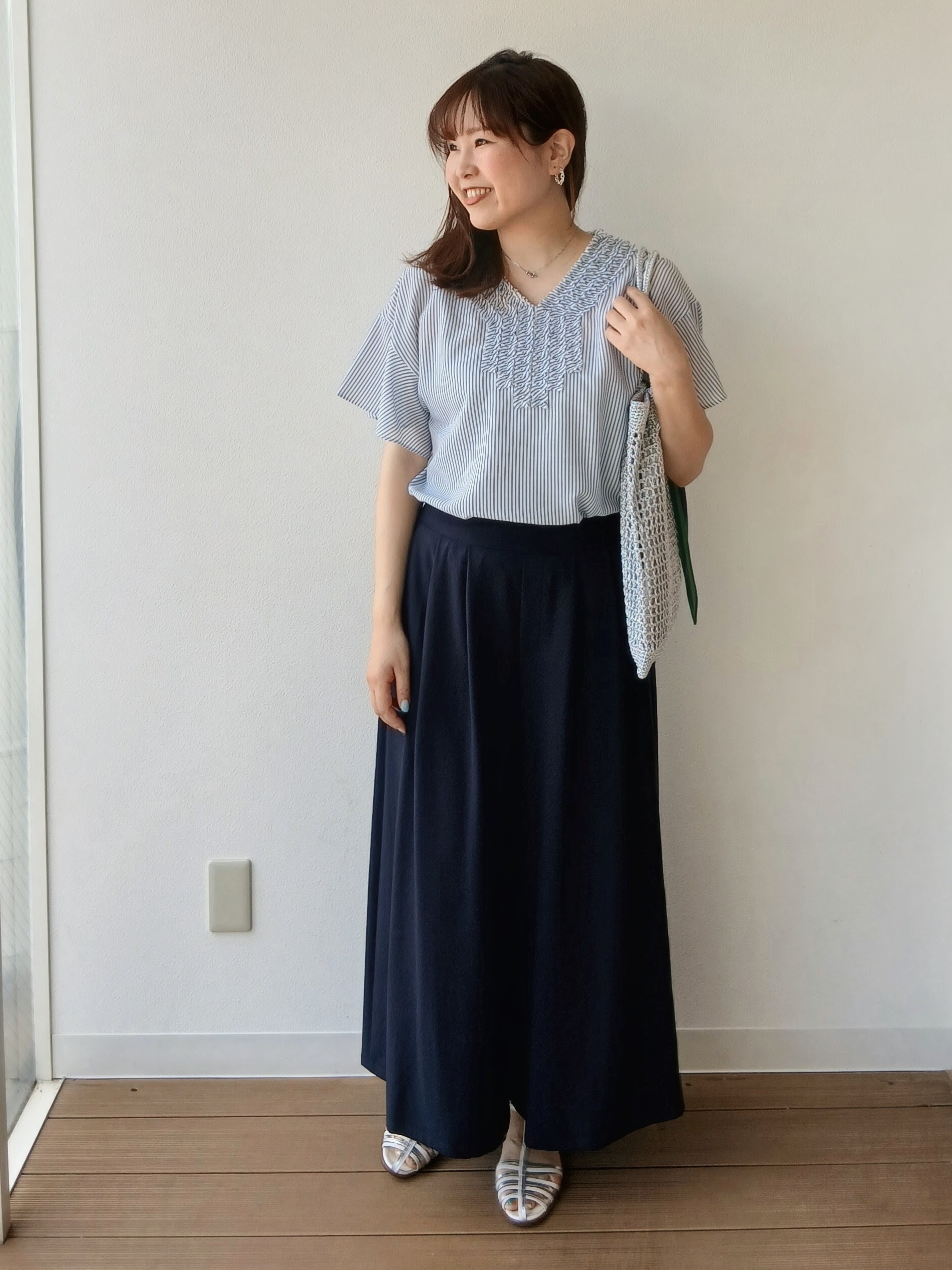 なみきさんの「UNTITLED｜【接触冷感/通気性/洗える】Vネックフリルブラウス」を使ったコーディネート
