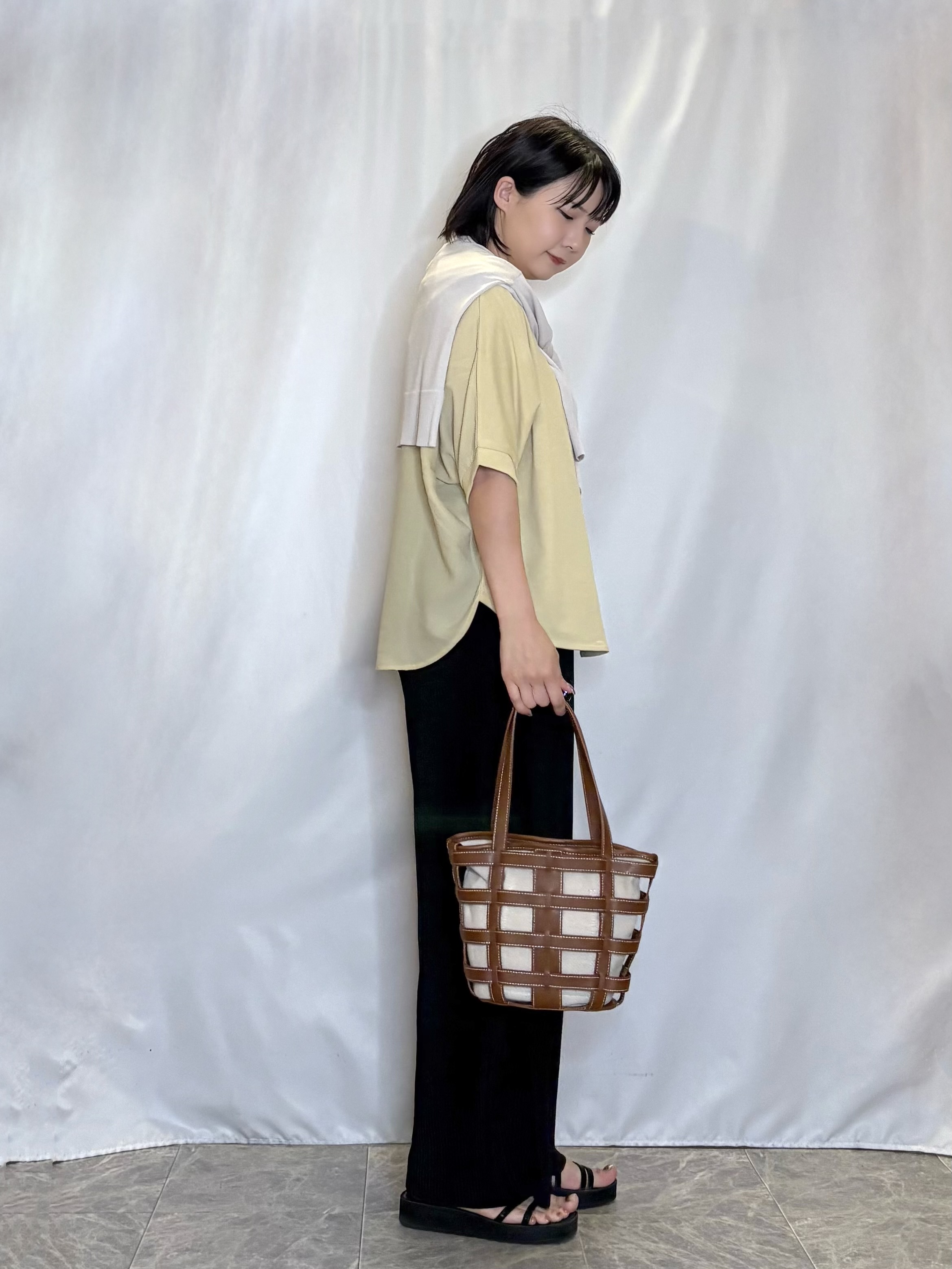ネリさんの「SHOO･LA･RUE｜【洗濯機可/ひんやり/UV】さらっとしたタッチが心地よい ショート丈 Vネックカーディガン」を使ったコーディネート