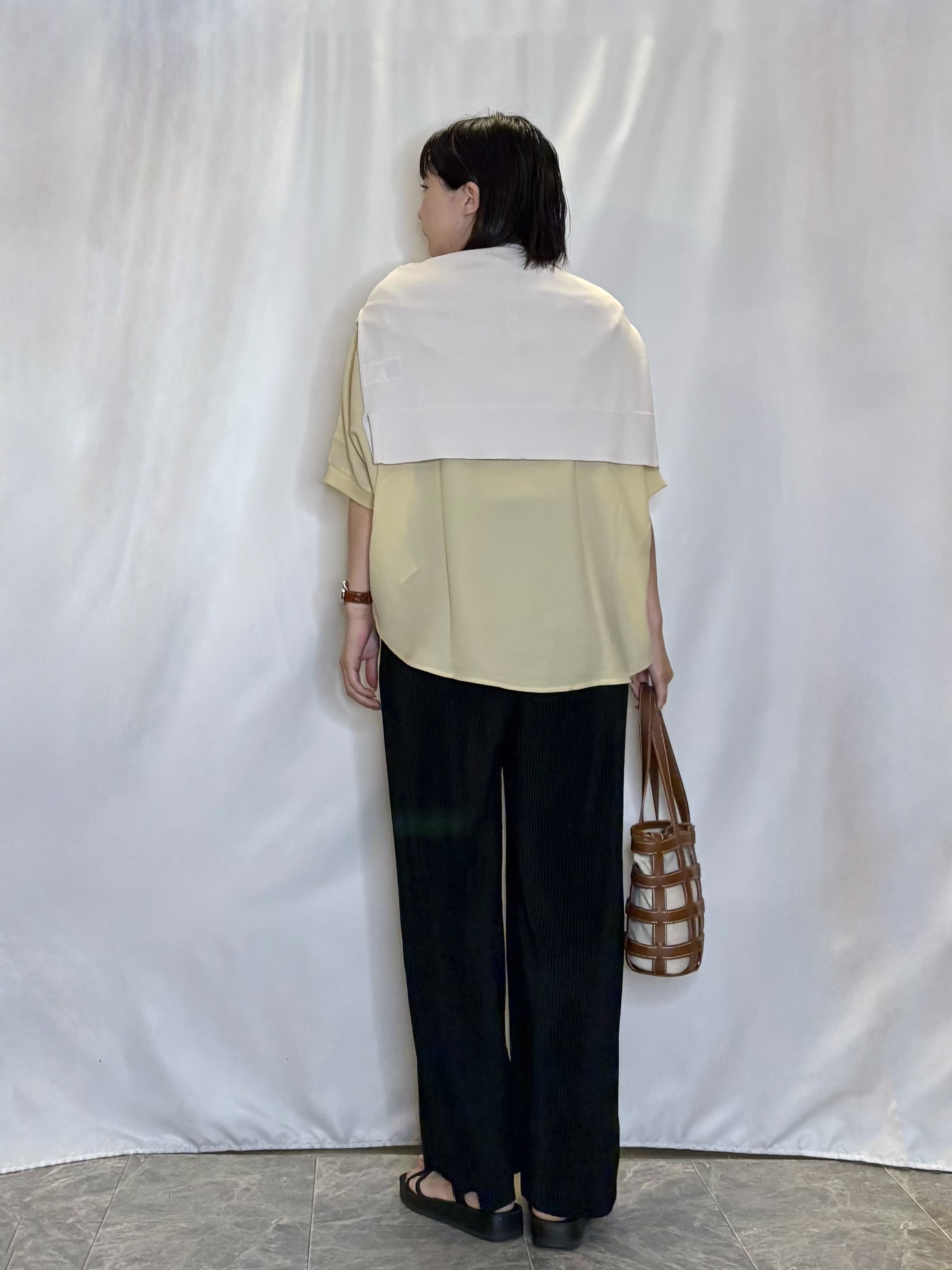 ネリさんの「SHOO･LA･RUE｜【洗濯機可/ひんやり/UV】さらっとしたタッチが心地よい ショート丈 Vネックカーディガン」を使ったコーディネート