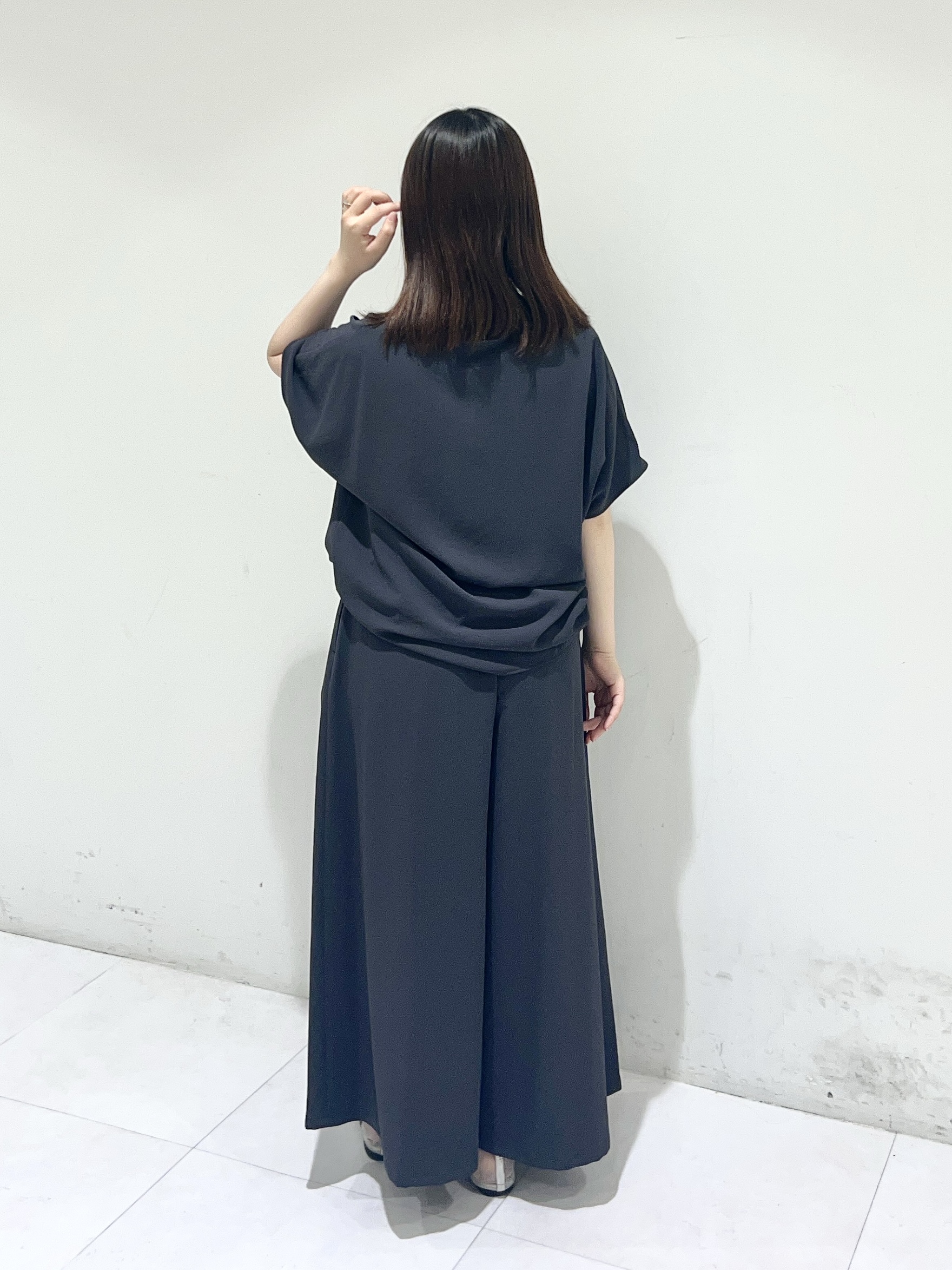 Mitsukiさんの「UNTITLED｜【UV/接触冷感/セットアップ可】リラクシーキーVネックブラウス」を使ったコーディネート