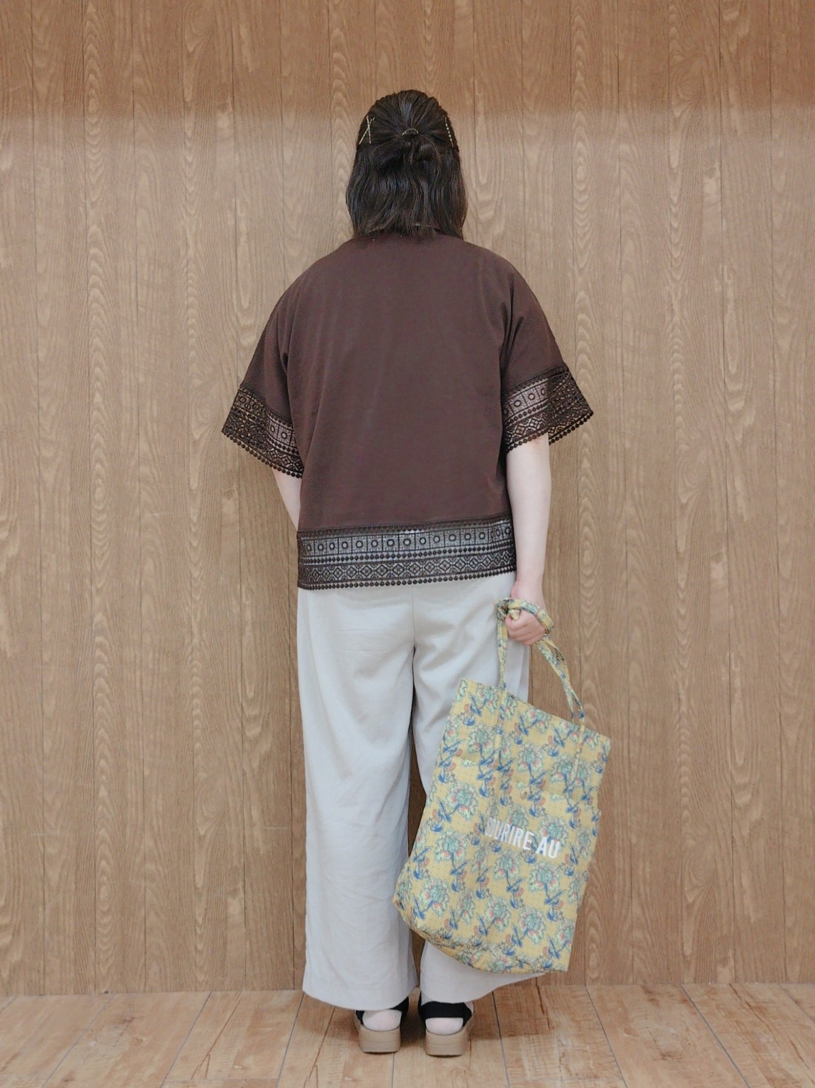 みぃーこさんの「SHOO･LA･RUE｜【洗濯機可/ひんやり/体型カバー/S-LL】レース使いがポイント デザインTシャツ」を使ったコーディネート