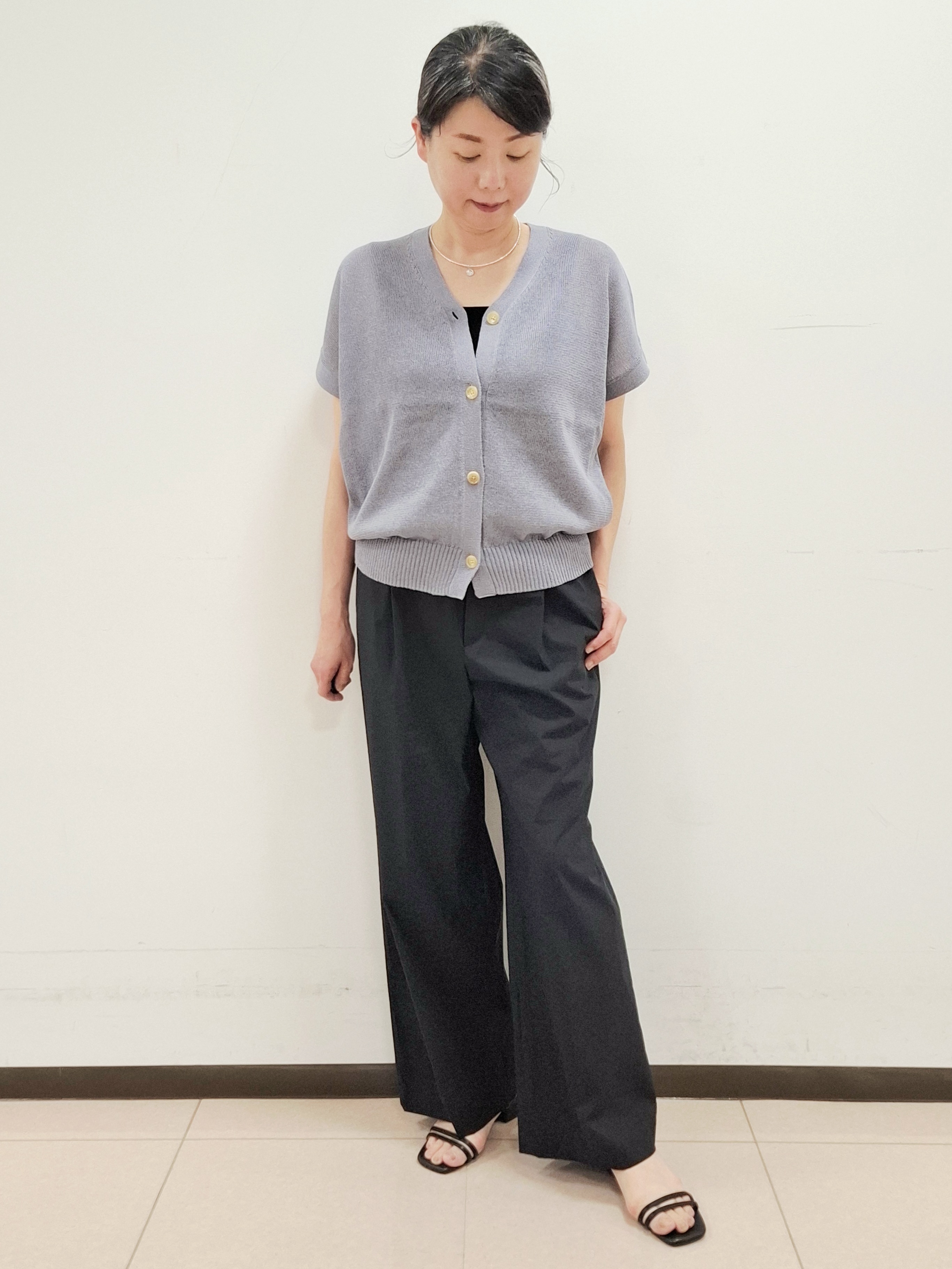 ねぎさんの「UNTITLED｜【洗える/清涼感】ドライタッチスリーブレスカーディガン」を使ったコーディネート