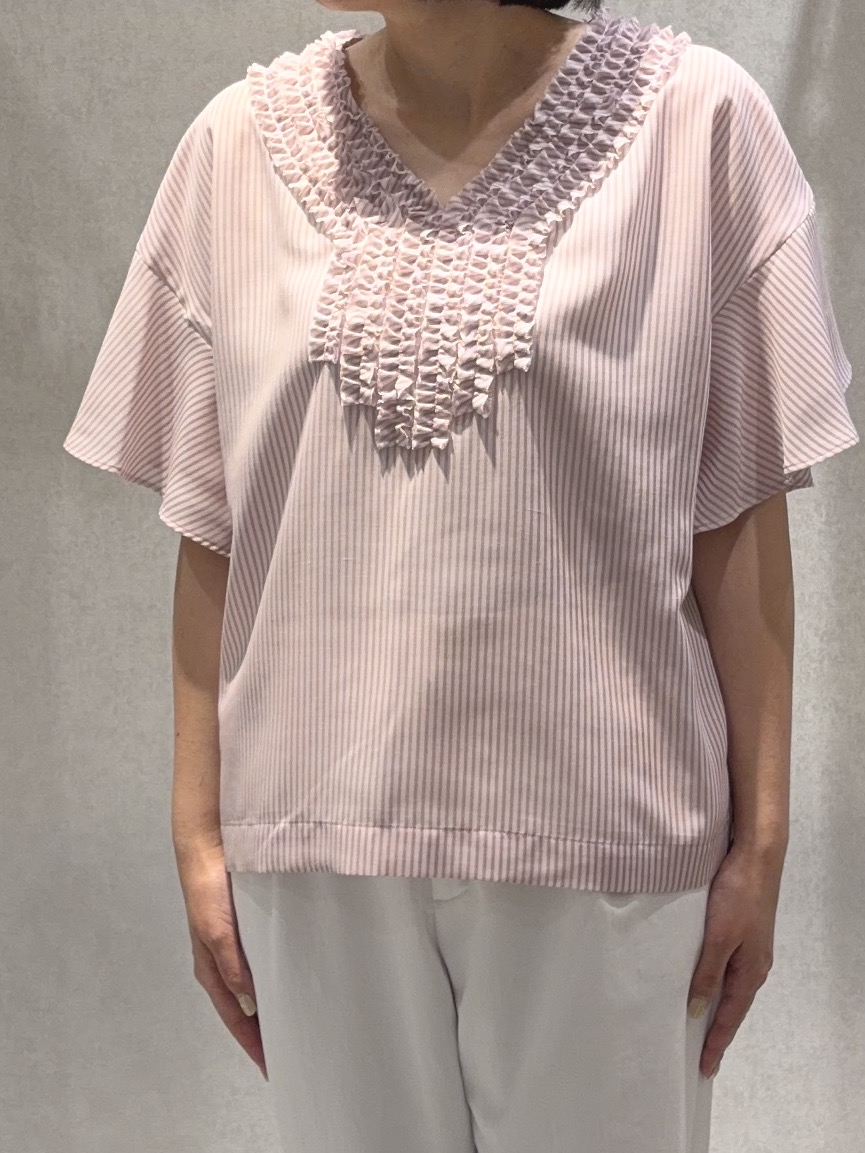 わたなべさんの「UNTITLED｜【接触冷感/通気性/洗える】Vネックフリルブラウス」を使ったコーディネート