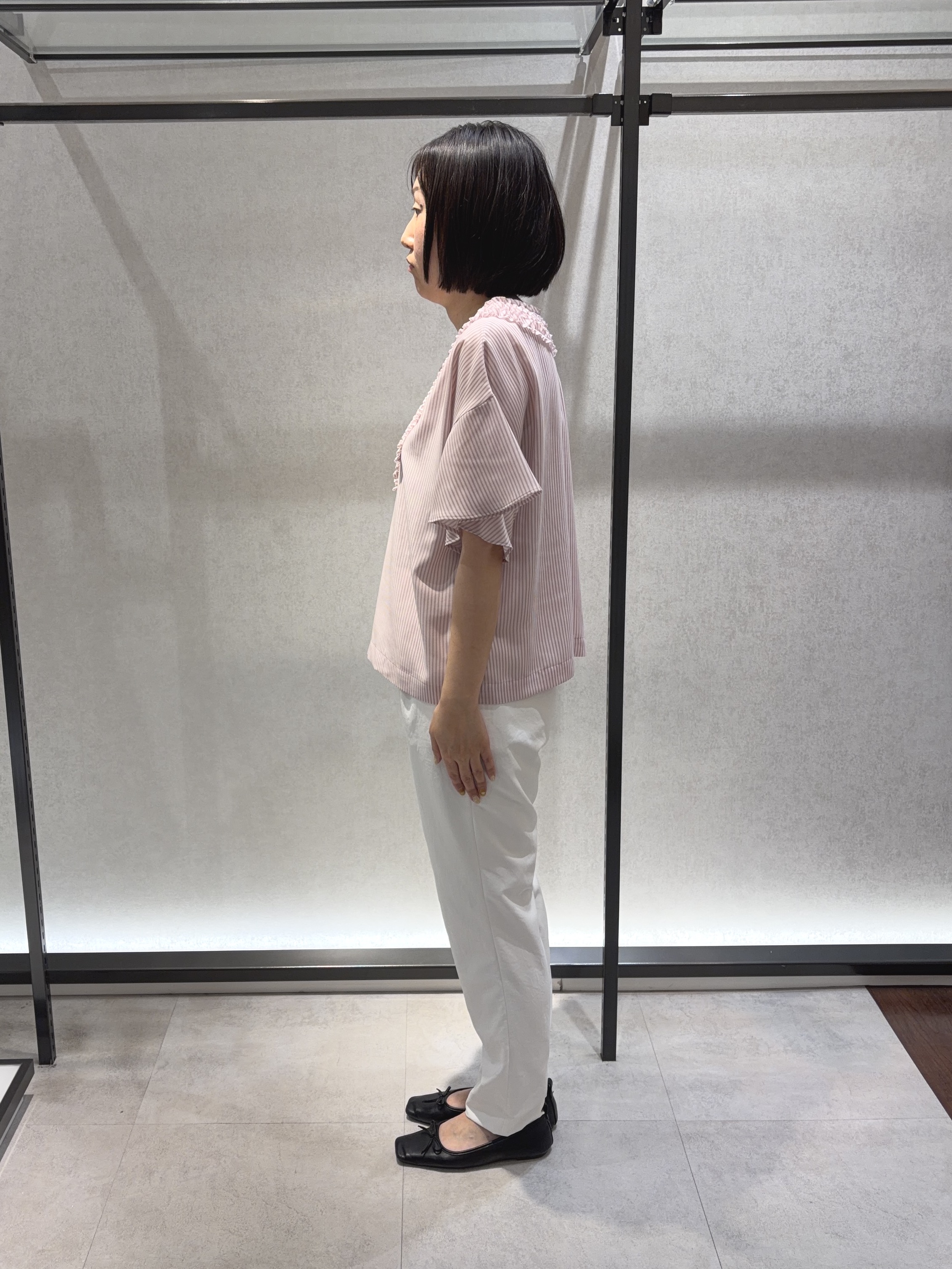 わたなべさんの「UNTITLED｜【接触冷感/通気性/洗える】Vネックフリルブラウス」を使ったコーディネート