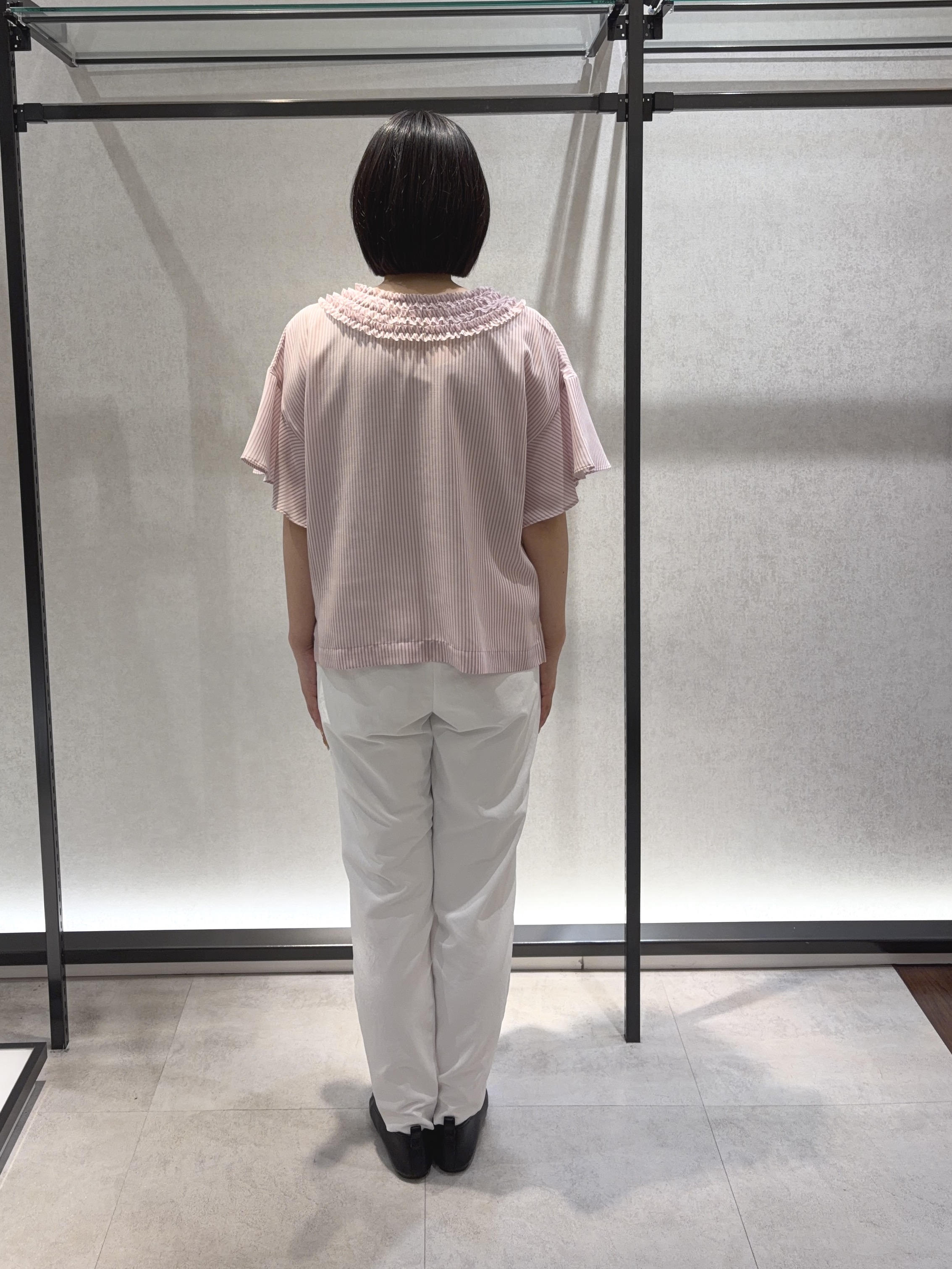 わたなべさんの「UNTITLED｜【接触冷感/通気性/洗える】Vネックフリルブラウス」を使ったコーディネート