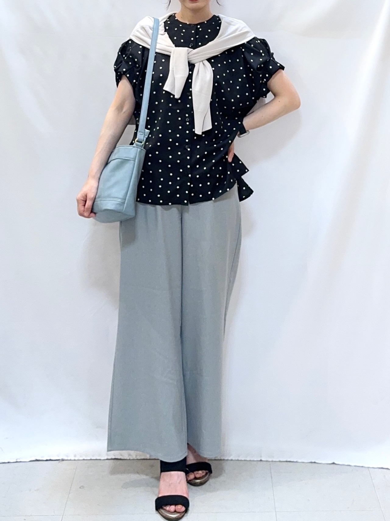 𝐇𝐢𝐫𝐨𝐦𝐢さんの「SHOO･LA･RUE｜【洗濯機可/ひんやり/UV】さらっとしたタッチが心地よい ショート丈 Vネックカーディガン」を使ったコーディネート