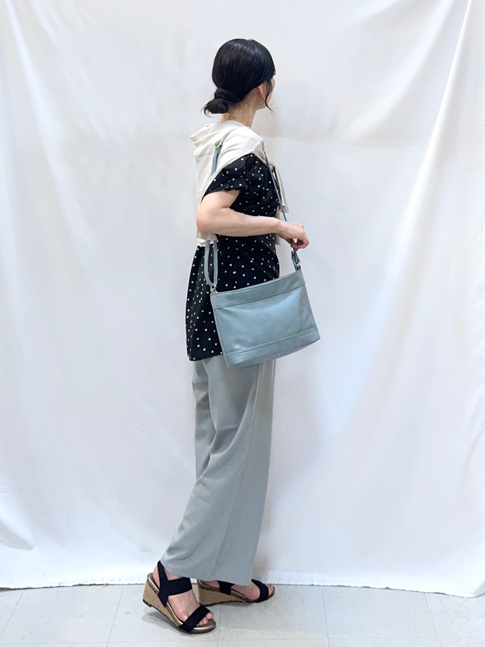 𝐇𝐢𝐫𝐨𝐦𝐢さんの「SHOO･LA･RUE｜【洗濯機可/ひんやり/UV】さらっとしたタッチが心地よい ショート丈 Vネックカーディガン」を使ったコーディネート