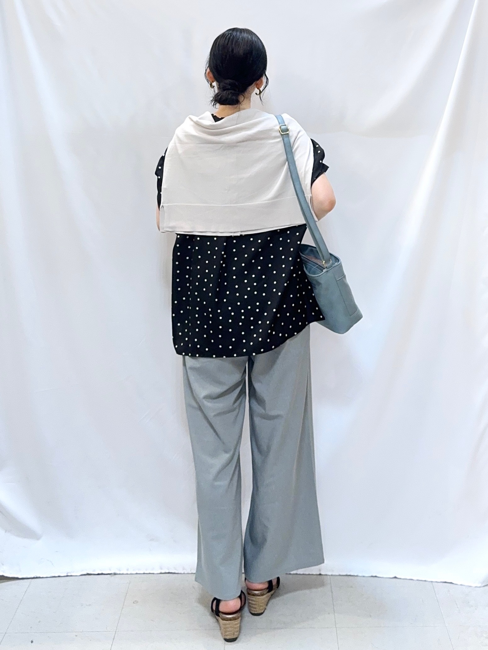 𝐇𝐢𝐫𝐨𝐦𝐢さんの「SHOO･LA･RUE｜【洗濯機可/ひんやり/UV】さらっとしたタッチが心地よい ショート丈 Vネックカーディガン」を使ったコーディネート