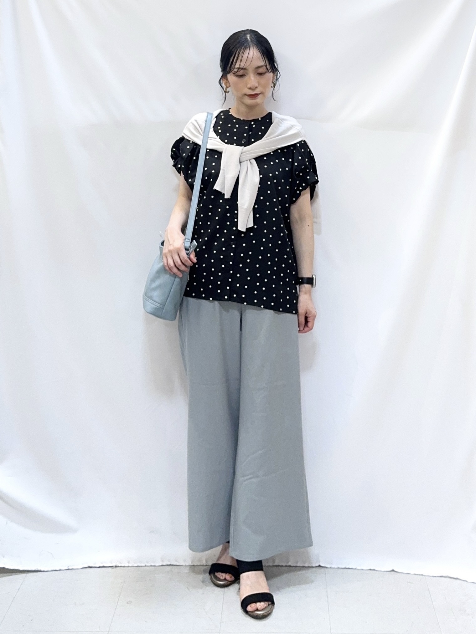 𝐇𝐢𝐫𝐨𝐦𝐢さんの「SHOO･LA･RUE｜【洗濯機可/ひんやり/UV】さらっとしたタッチが心地よい ショート丈 Vネックカーディガン」を使ったコーディネート