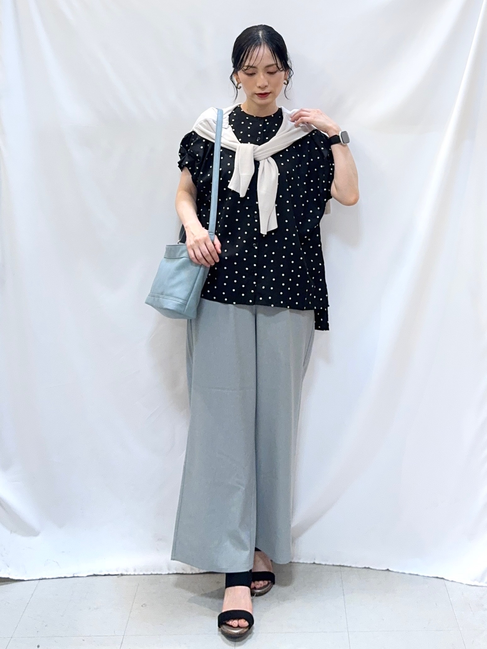 𝐇𝐢𝐫𝐨𝐦𝐢さんの「SHOO･LA･RUE｜【洗濯機可/ひんやり/UV】さらっとしたタッチが心地よい ショート丈 Vネックカーディガン」を使ったコーディネート