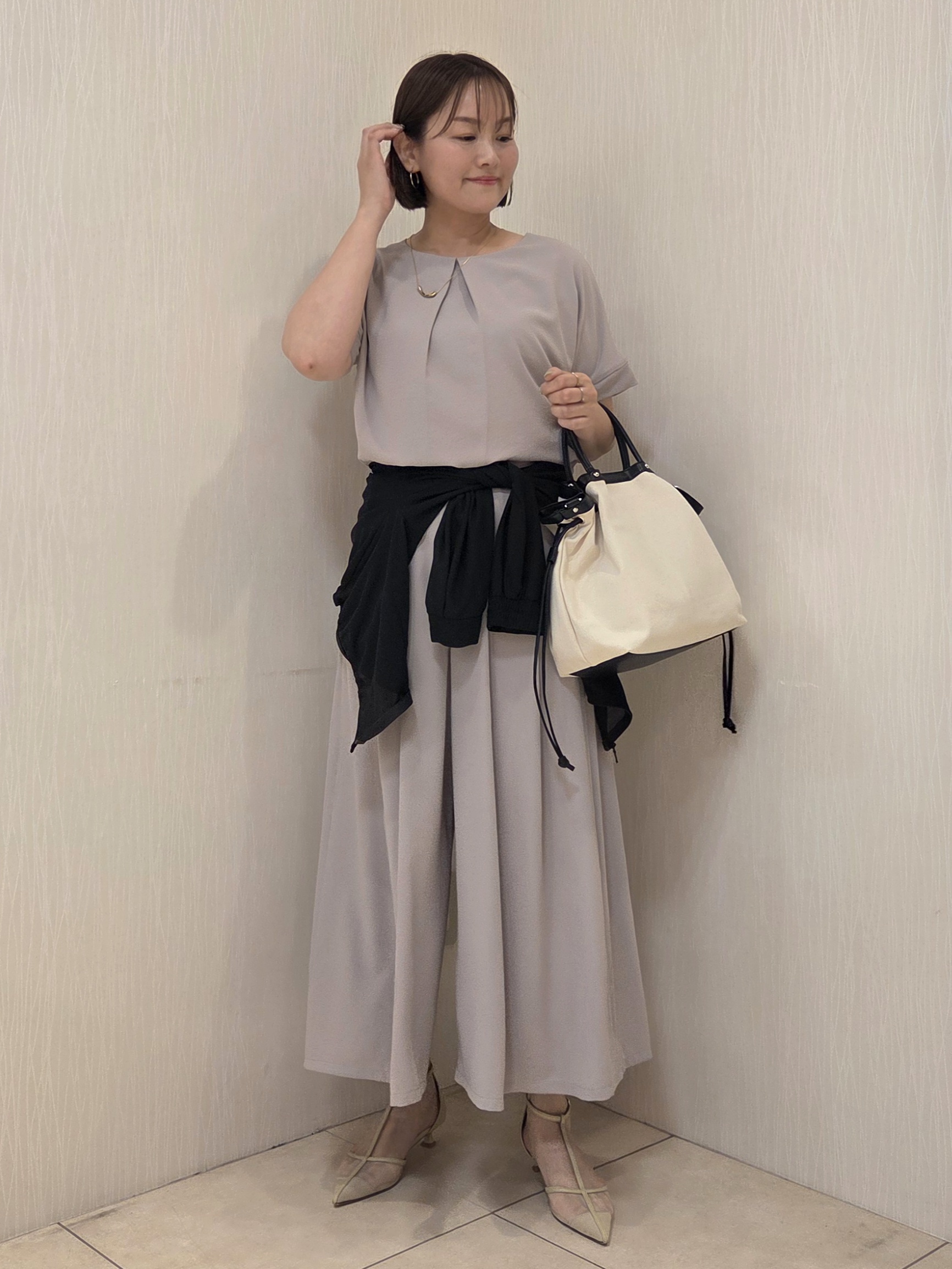 naokoさんの「UNTITLED｜【前後2WAY/はっ水/セットアップ可】リラクシーフレンチスリーブブラウス」を使ったコーディネート