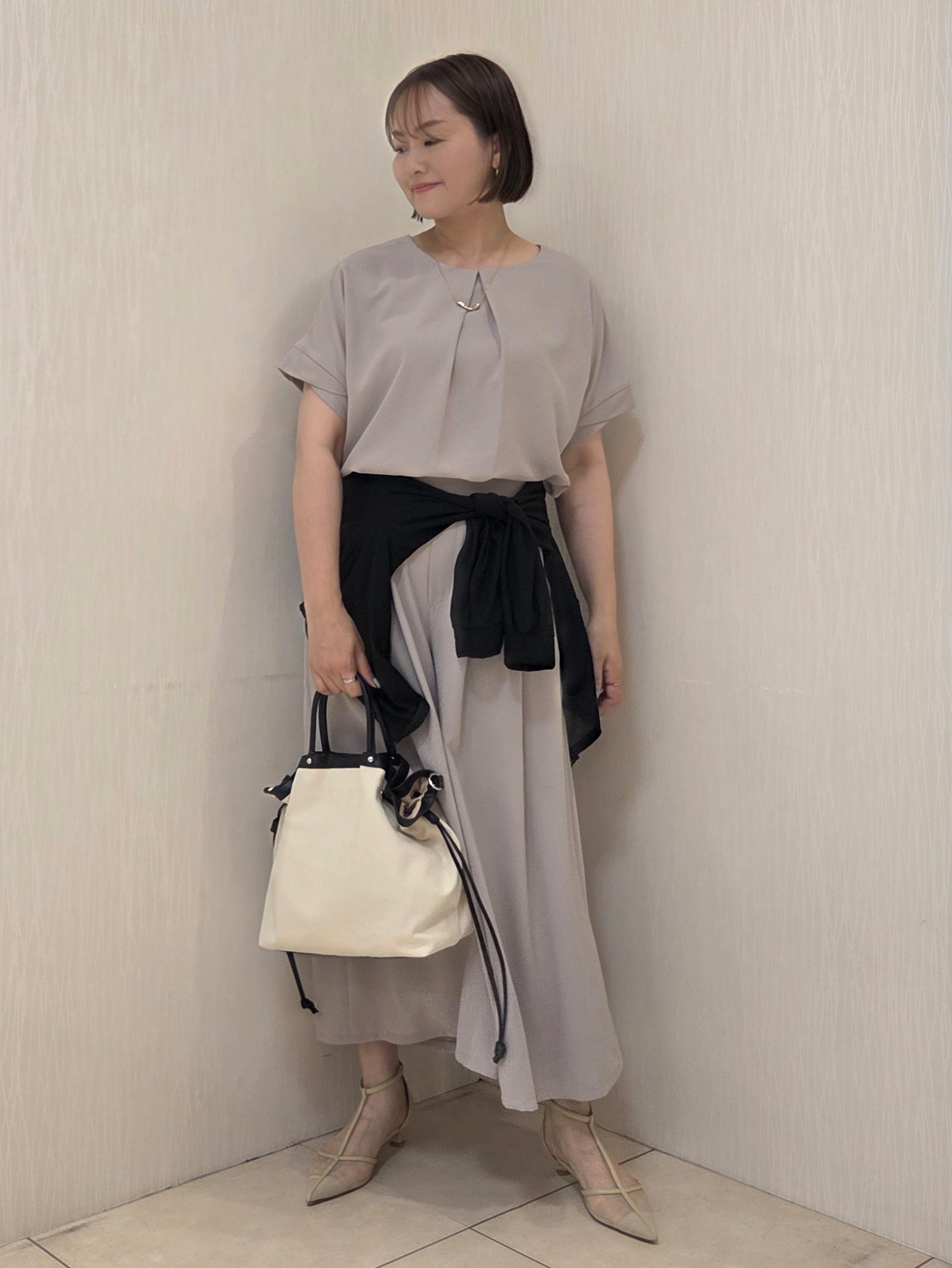 naokoさんの「UNTITLED｜【前後2WAY/はっ水/セットアップ可】リラクシーフレンチスリーブブラウス」を使ったコーディネート
