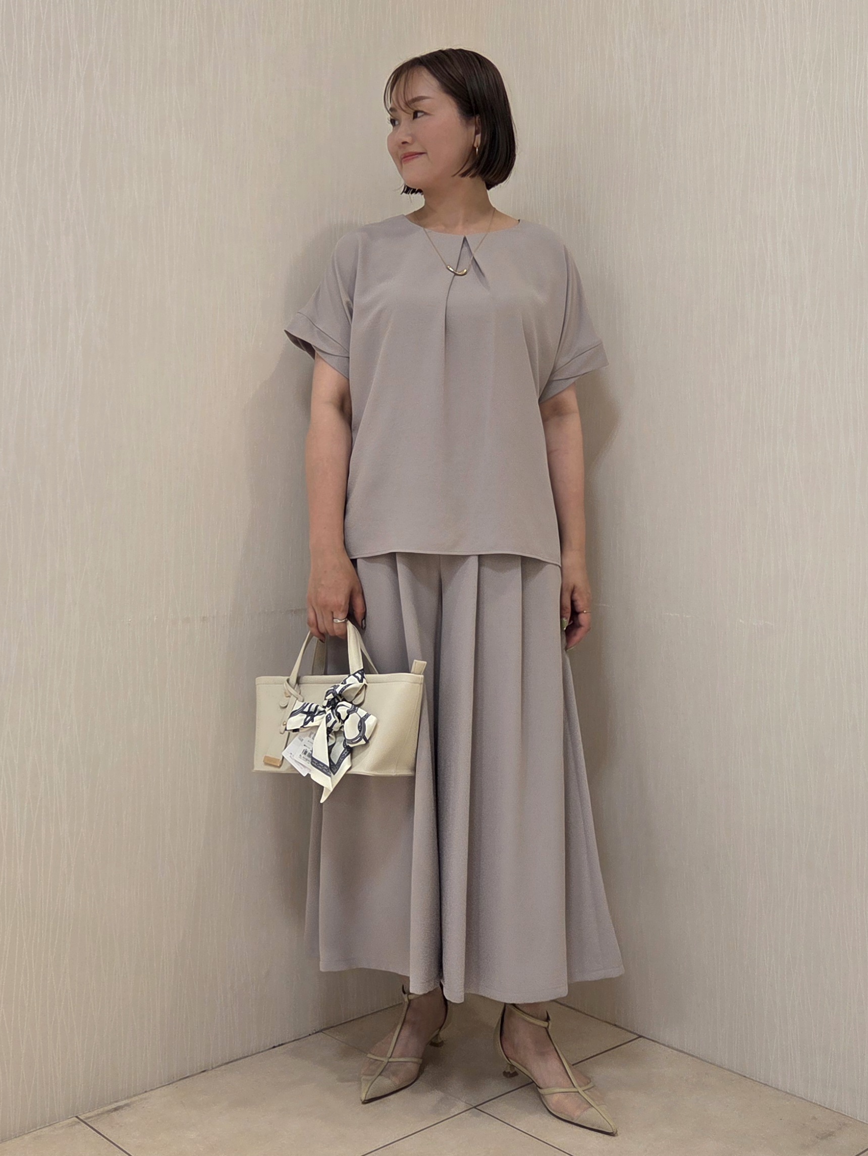 naokoさんの「UNTITLED｜【前後2WAY/はっ水/セットアップ可】リラクシーフレンチスリーブブラウス」を使ったコーディネート