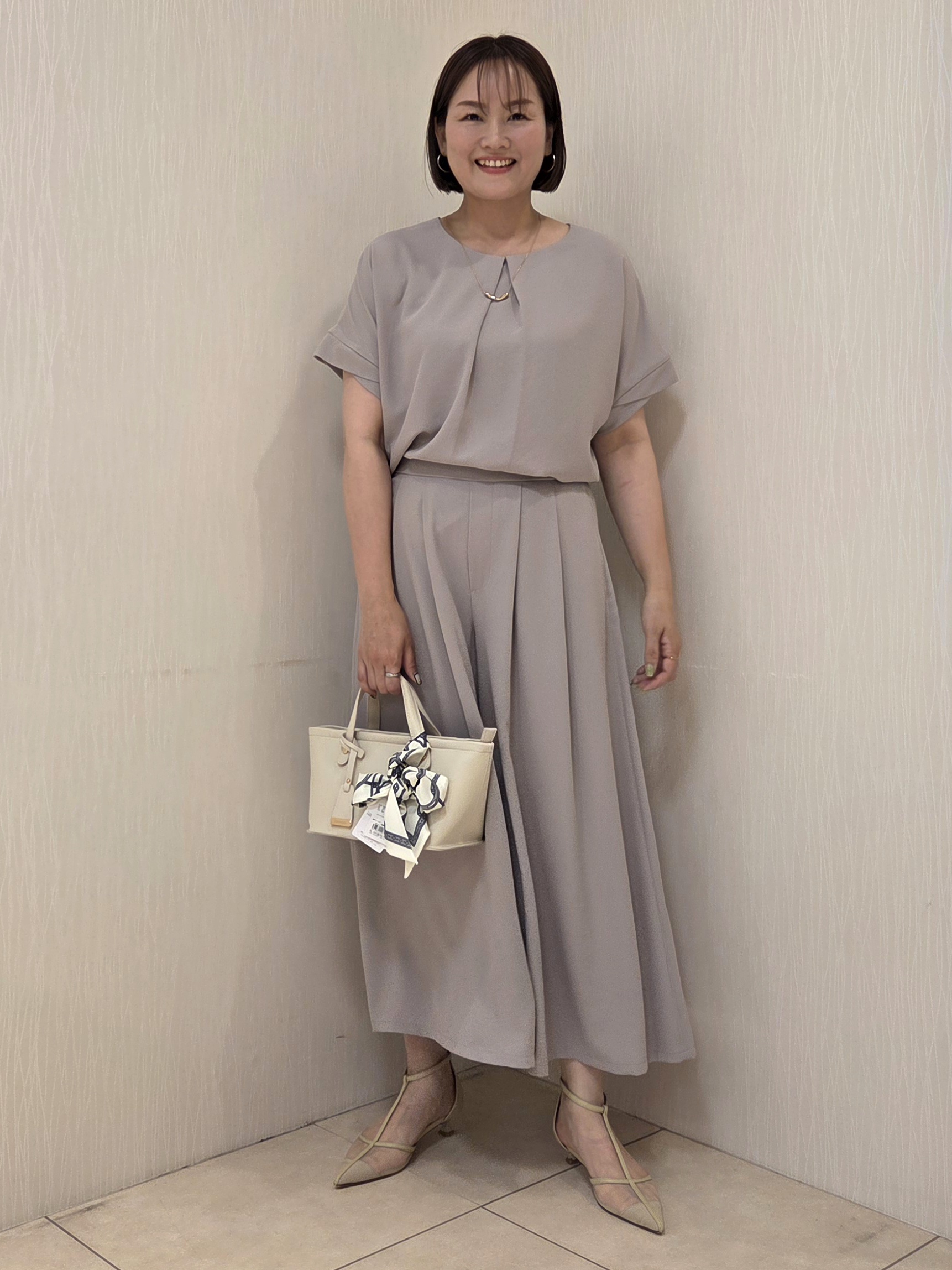 naokoさんの「UNTITLED｜【前後2WAY/はっ水/セットアップ可】リラクシーフレンチスリーブブラウス」を使ったコーディネート