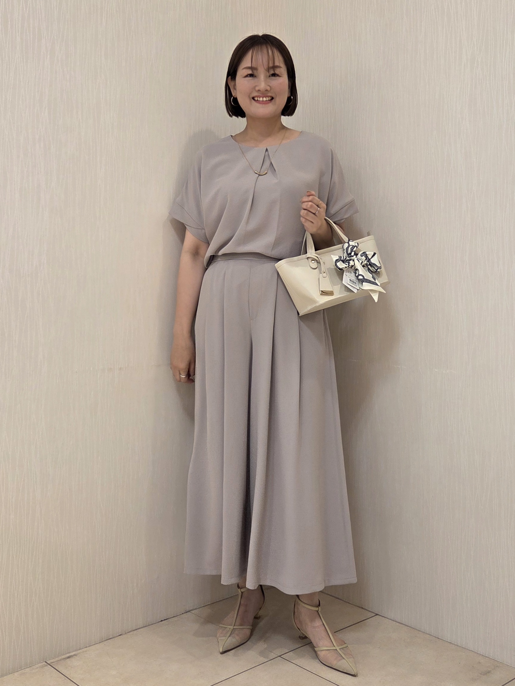 naokoさんの「UNTITLED｜【前後2WAY/はっ水/セットアップ可】リラクシーフレンチスリーブブラウス」を使ったコーディネート