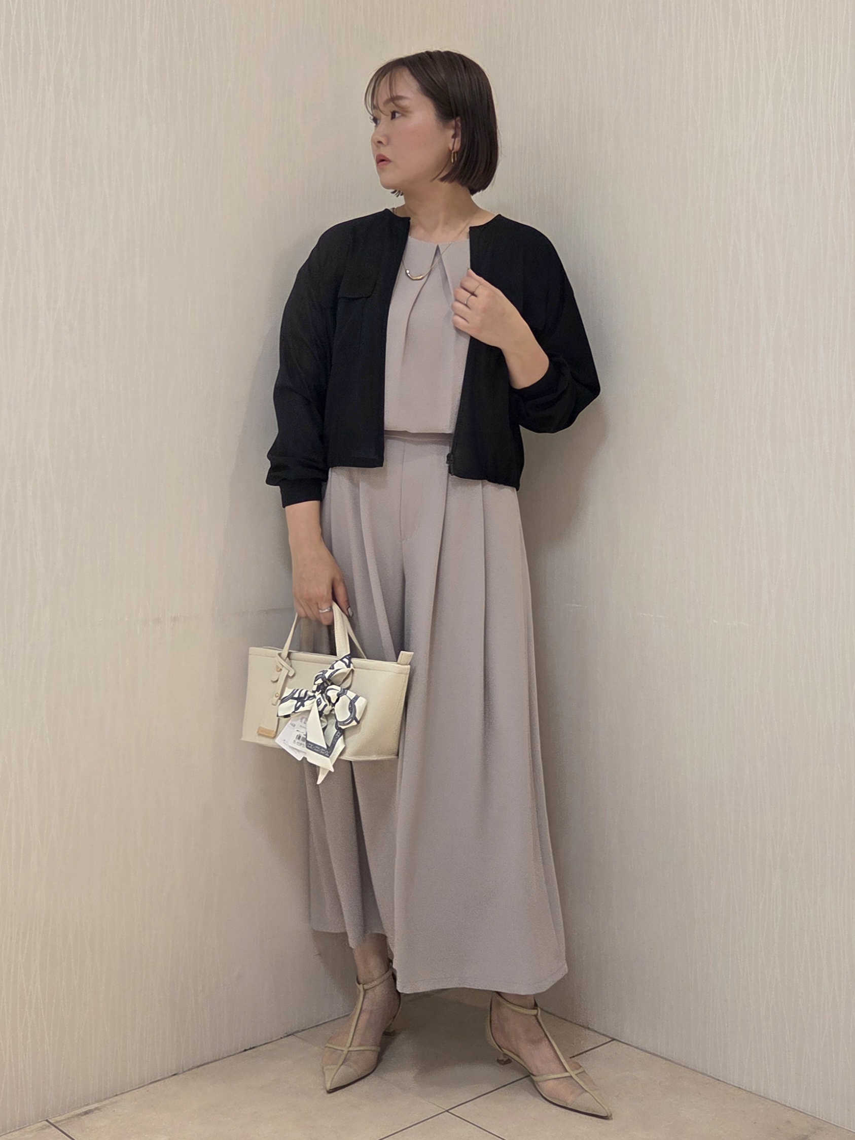 naokoさんの「UNTITLED｜【前後2WAY/はっ水/セットアップ可】リラクシーフレンチスリーブブラウス」を使ったコーディネート