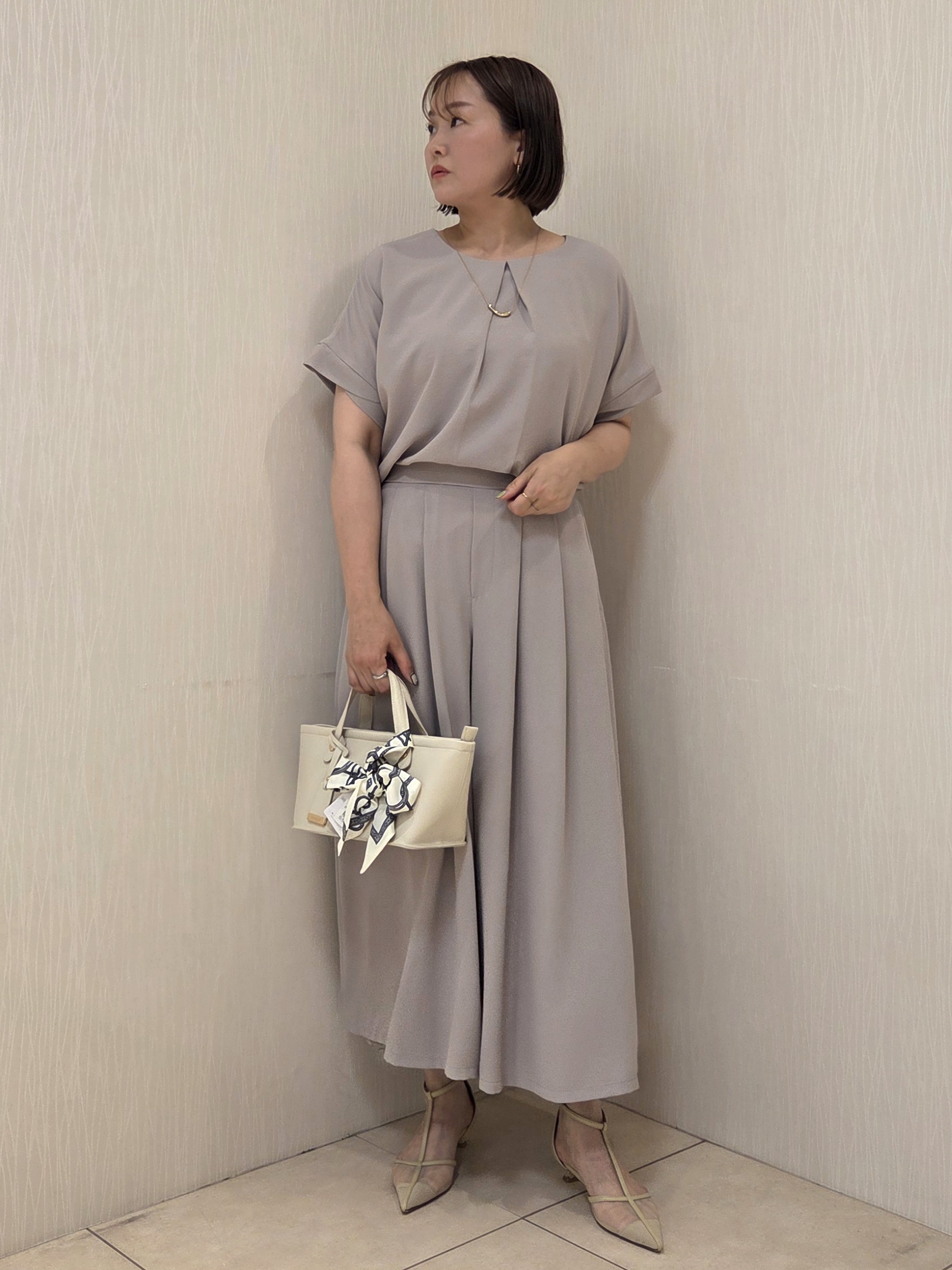 naokoさんの「UNTITLED｜【前後2WAY/はっ水/セットアップ可】リラクシーフレンチスリーブブラウス」を使ったコーディネート