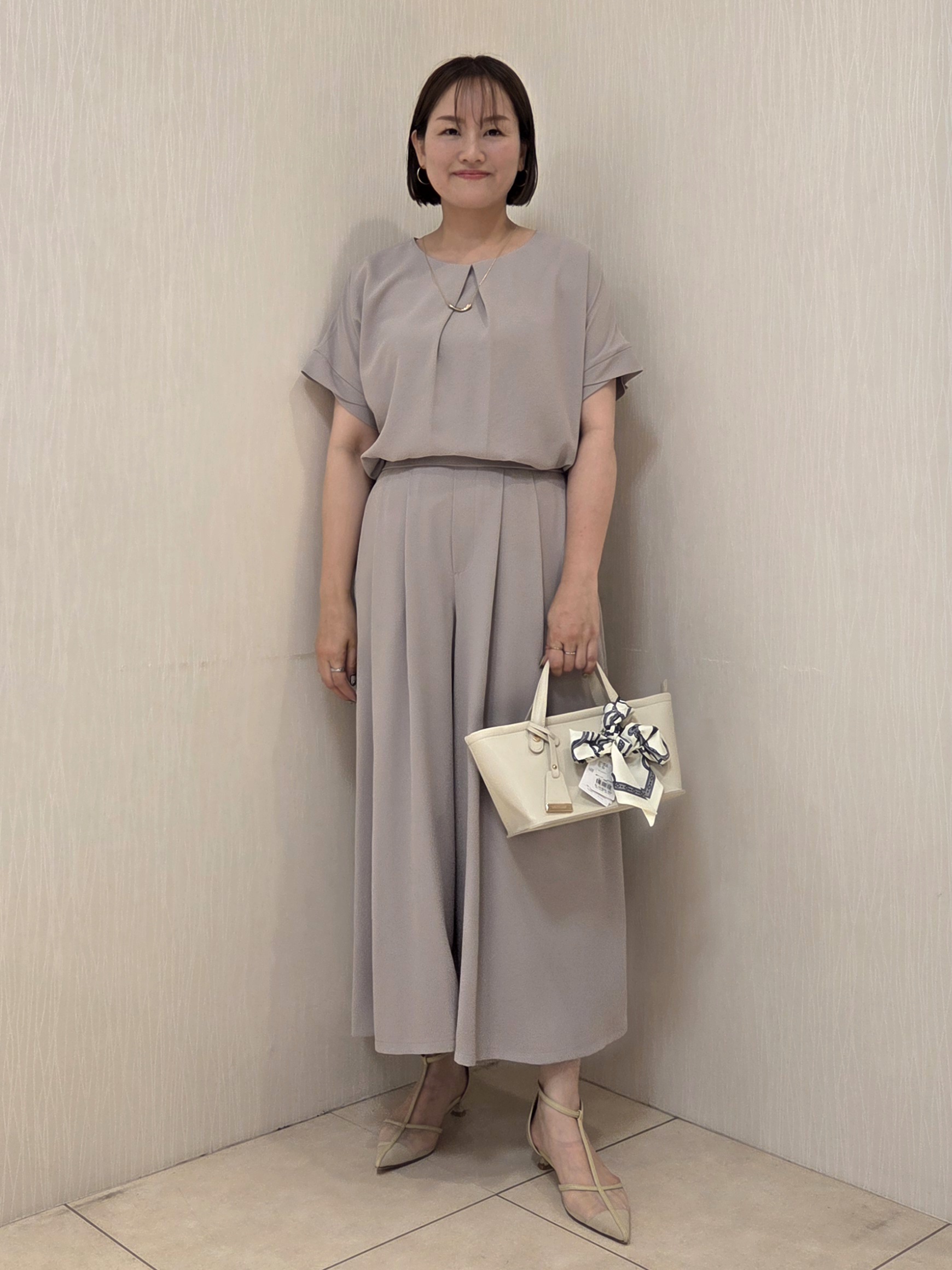 naokoさんの「UNTITLED｜【前後2WAY/はっ水/セットアップ可】リラクシーフレンチスリーブブラウス」を使ったコーディネート