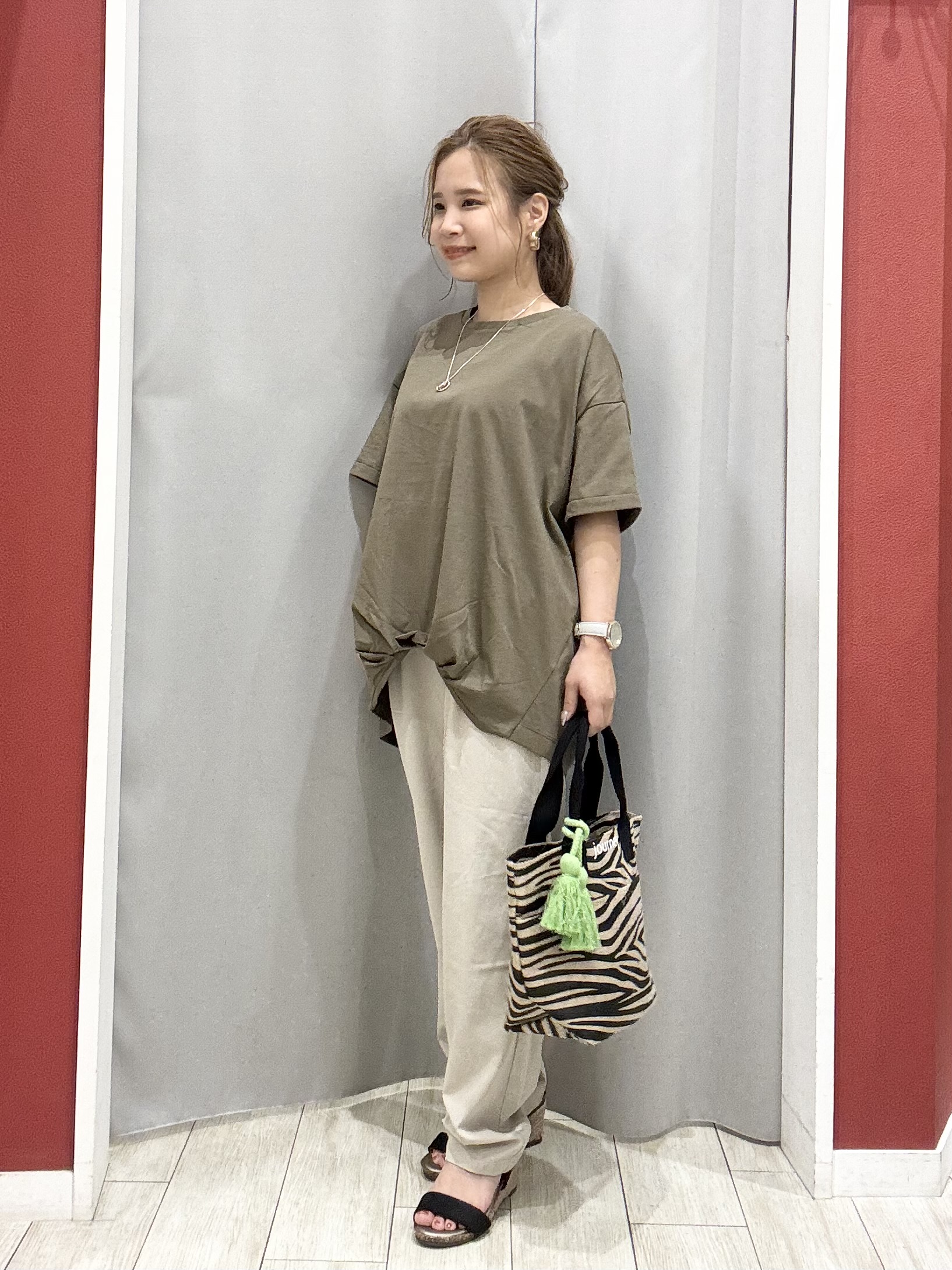 shioさんの「SHOO･LA･RUE｜【ひんやり/S-LL】インせず決まる フロントタックデザインTシャツ」を使ったコーディネート