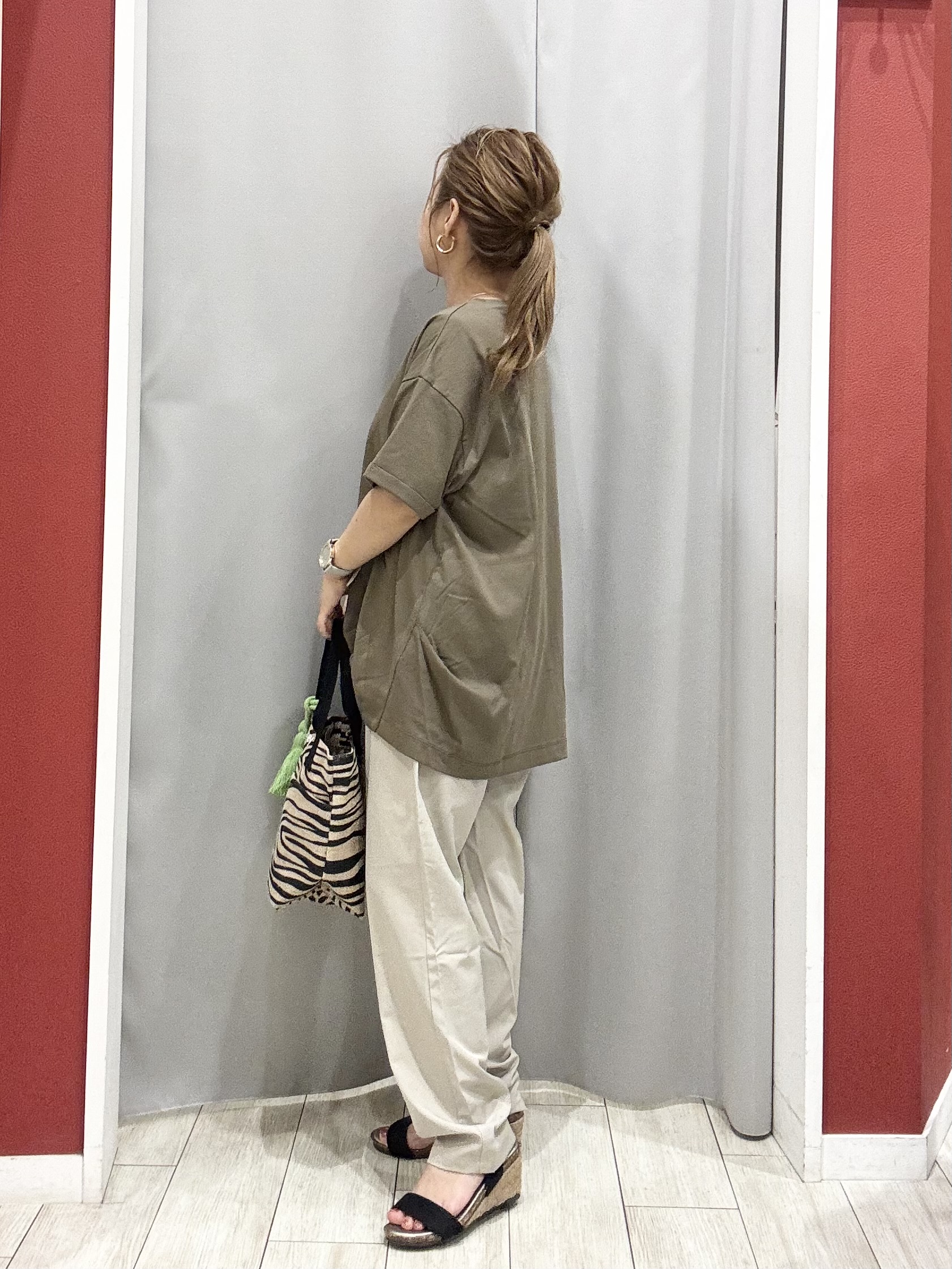 shioさんの「SHOO･LA･RUE｜【ひんやり/S-LL】インせず決まる フロントタックデザインTシャツ」を使ったコーディネート
