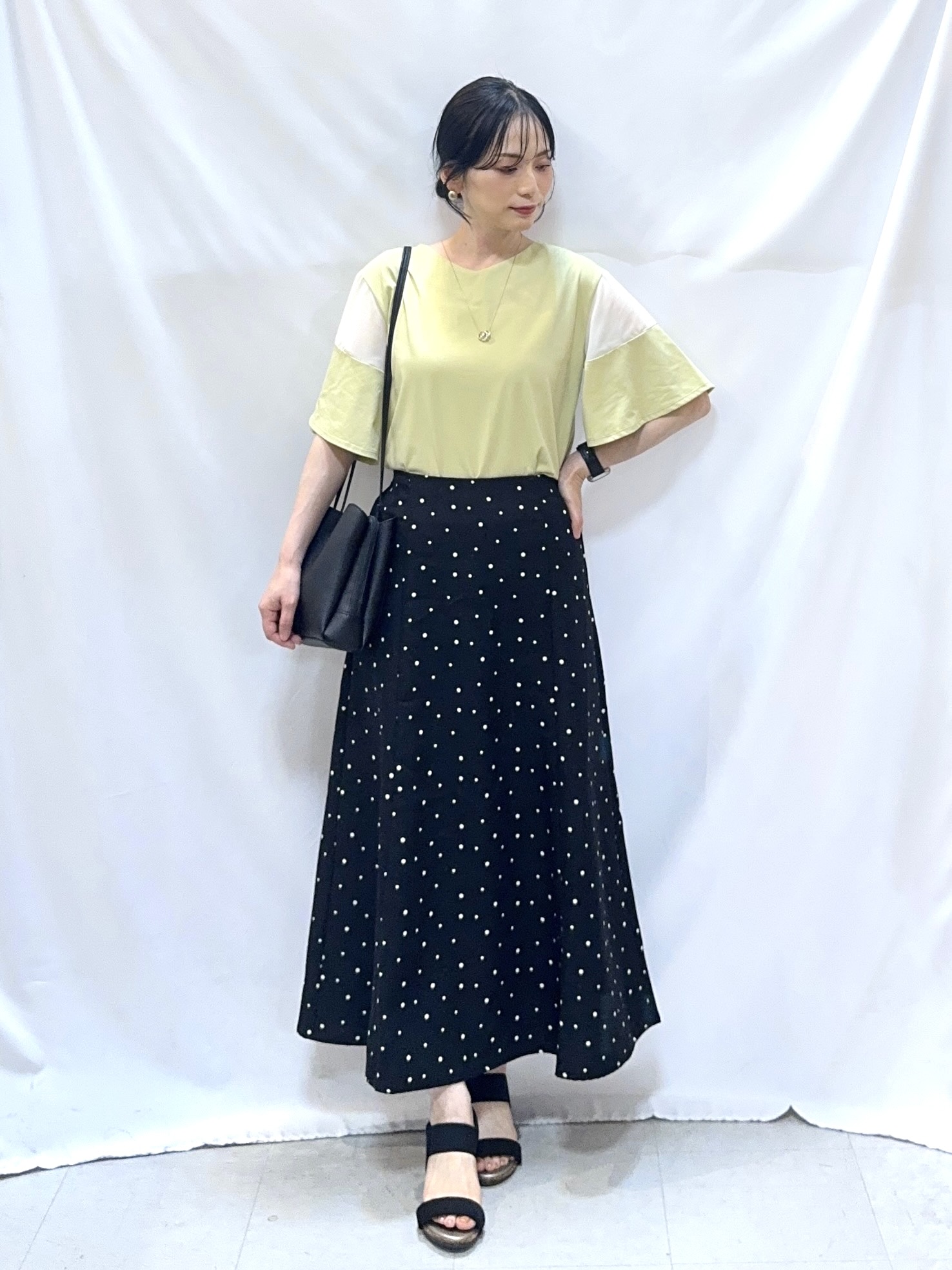𝐇𝐢𝐫𝐨𝐦𝐢さんの「SHOO･LA･RUE｜【ひんやり/S-LL/体型カバー】フレアスリーブで二の腕を自然にカバー 浅VネックTシャツ」を使ったコーディネート