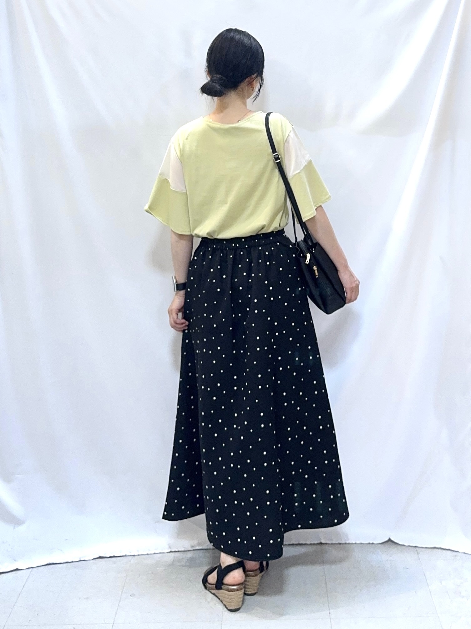𝐇𝐢𝐫𝐨𝐦𝐢さんの「SHOO･LA･RUE｜【ひんやり/S-LL/体型カバー】フレアスリーブで二の腕を自然にカバー 浅VネックTシャツ」を使ったコーディネート