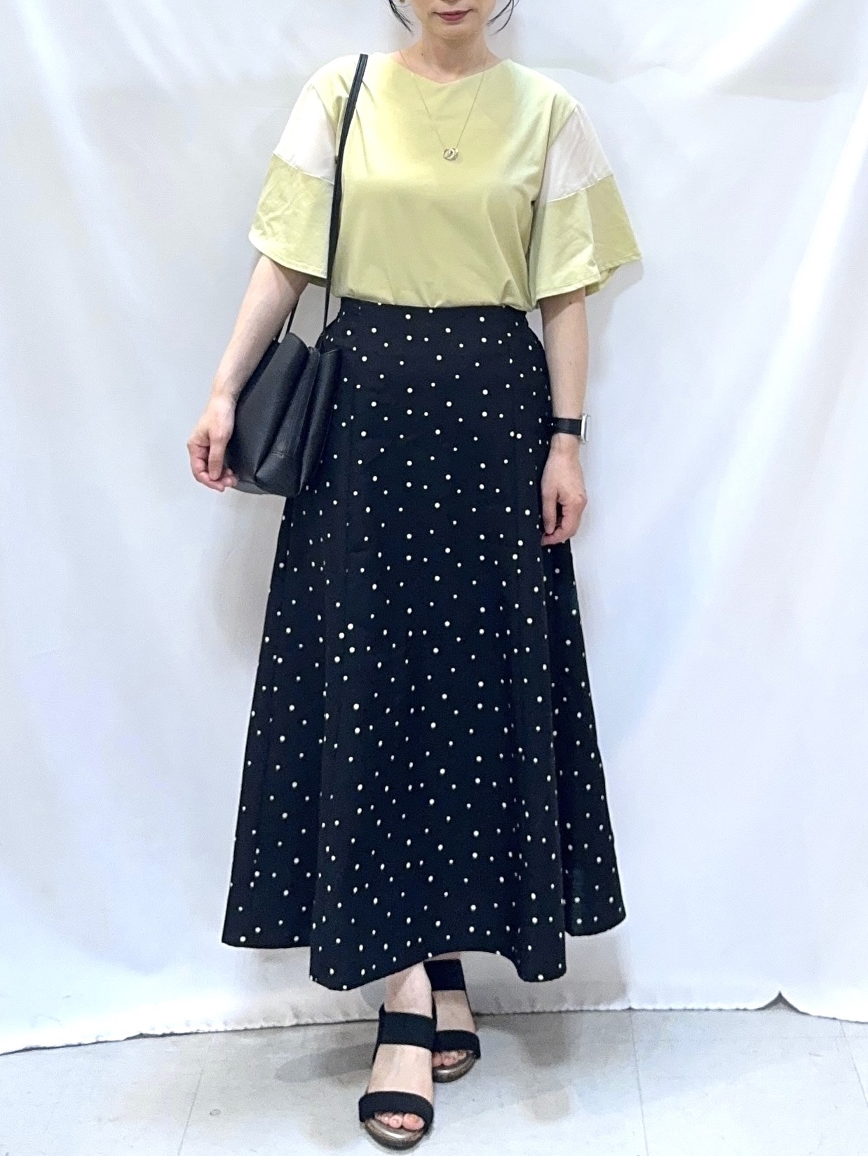 𝐇𝐢𝐫𝐨𝐦𝐢さんの「SHOO･LA･RUE｜【ひんやり/S-LL/体型カバー】フレアスリーブで二の腕を自然にカバー 浅VネックTシャツ」を使ったコーディネート